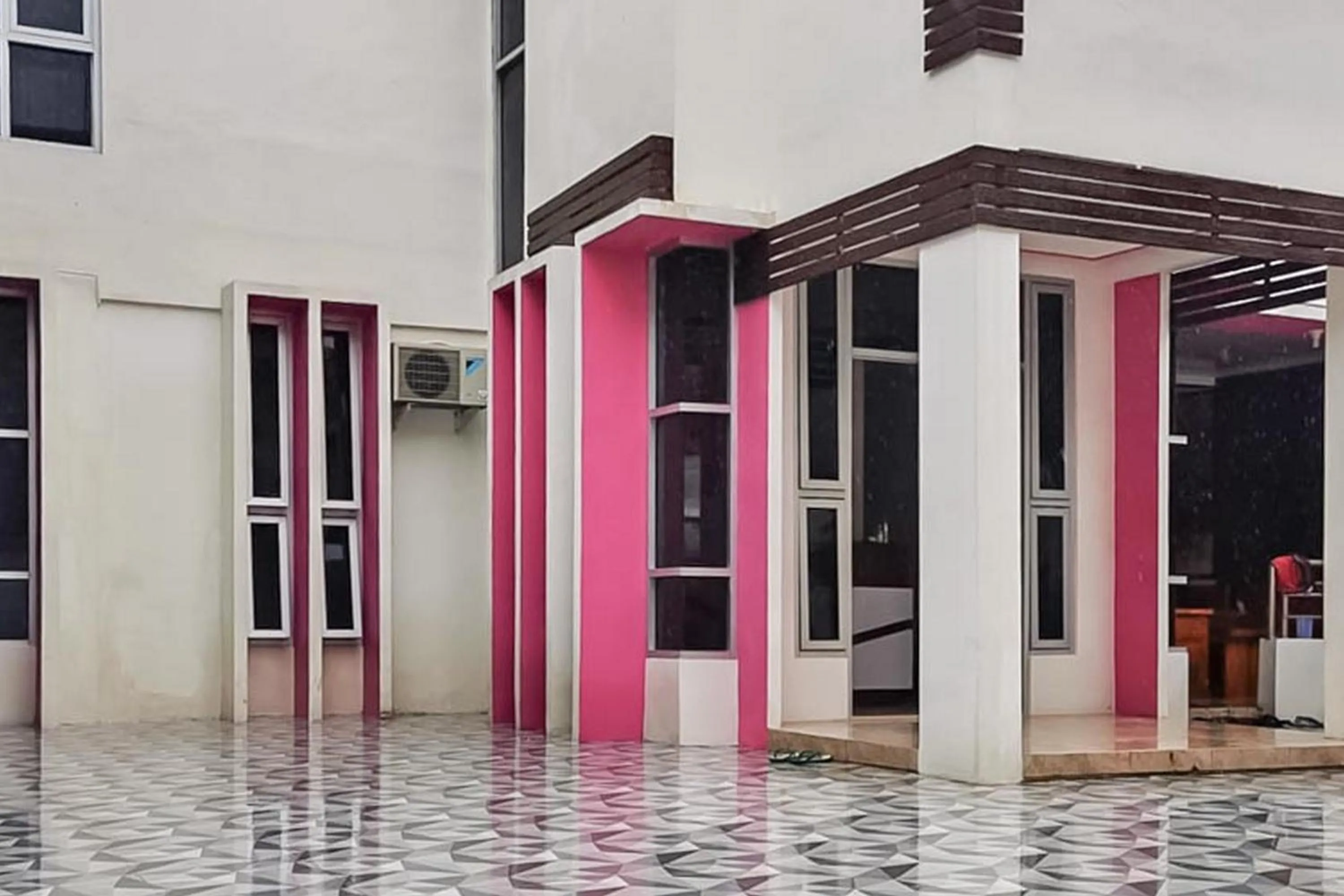 Property building in RedDoorz Plus @ Taman Madiun