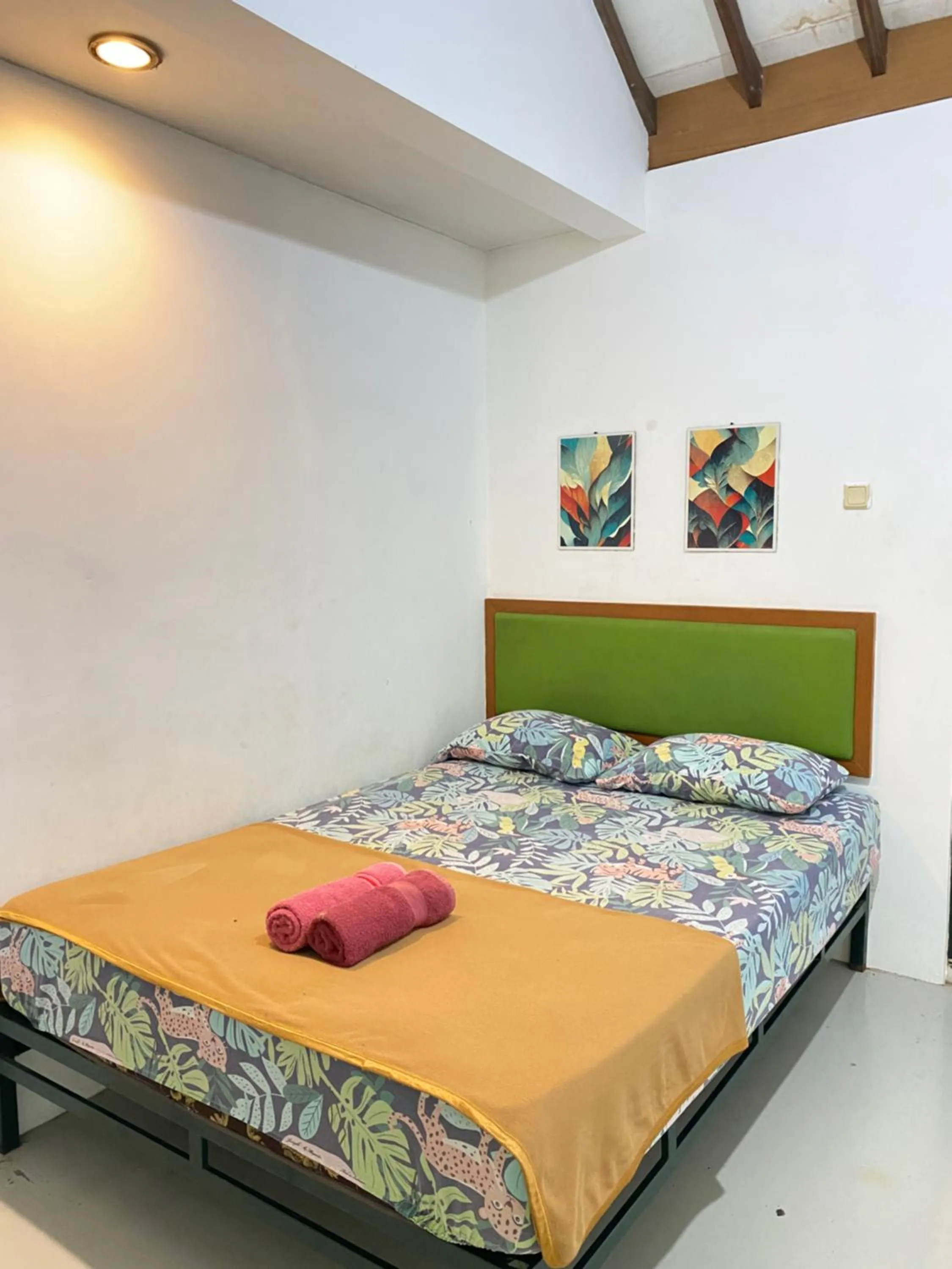 Bed in Sonosewu Guesthouse Syariah