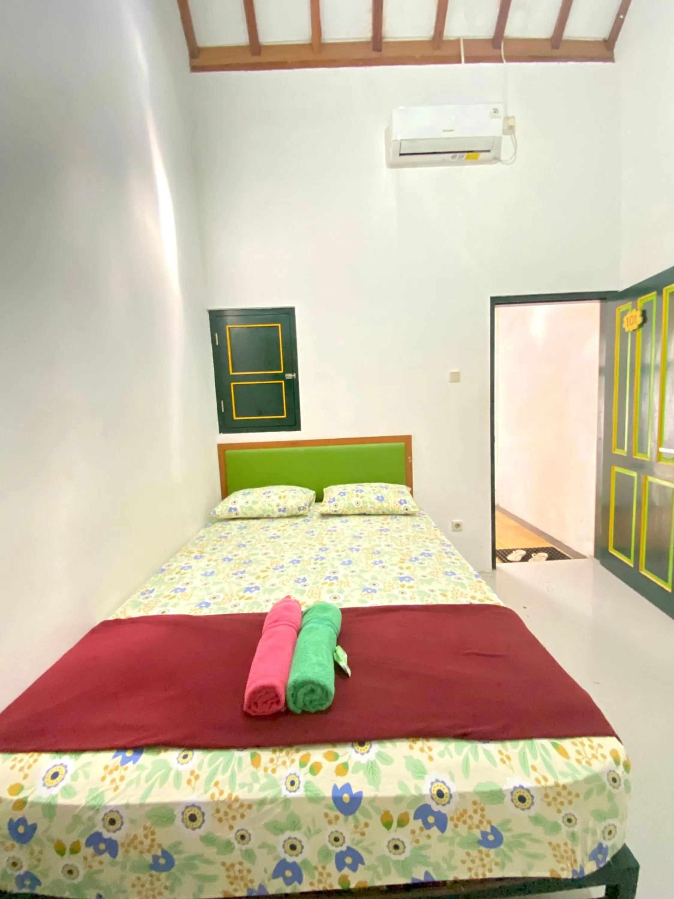 Bed in Sonosewu Guesthouse Syariah