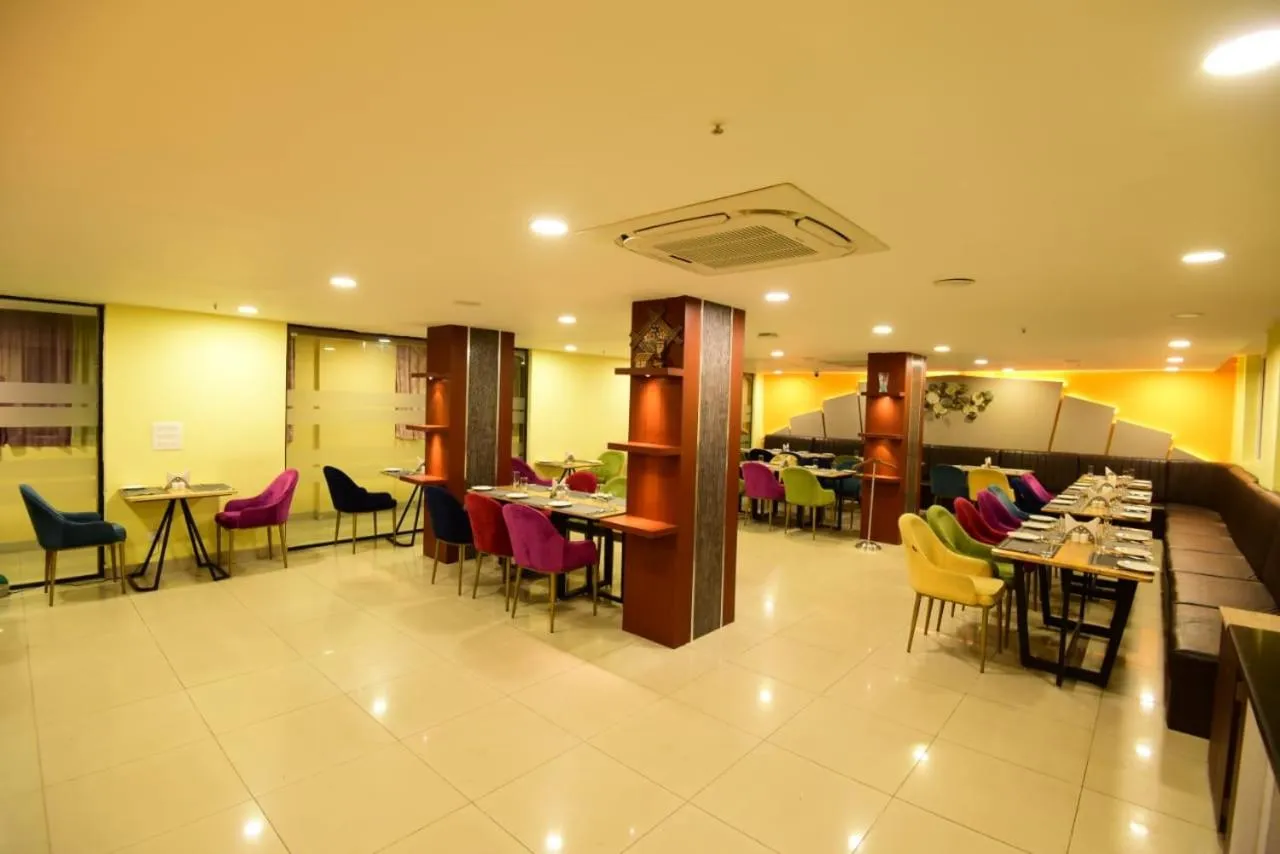 Restaurant/places to eat in Click Hotel Guwahati