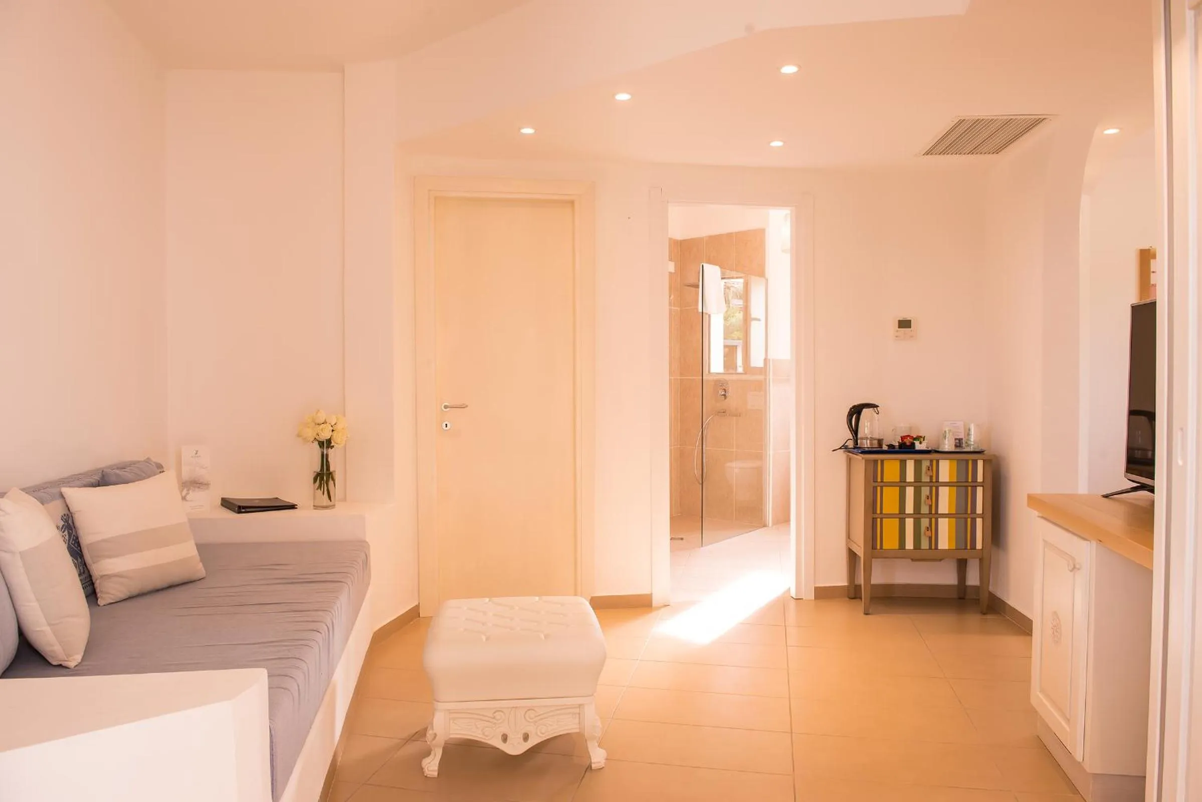 Living room, Bed in Hotel Ollastu