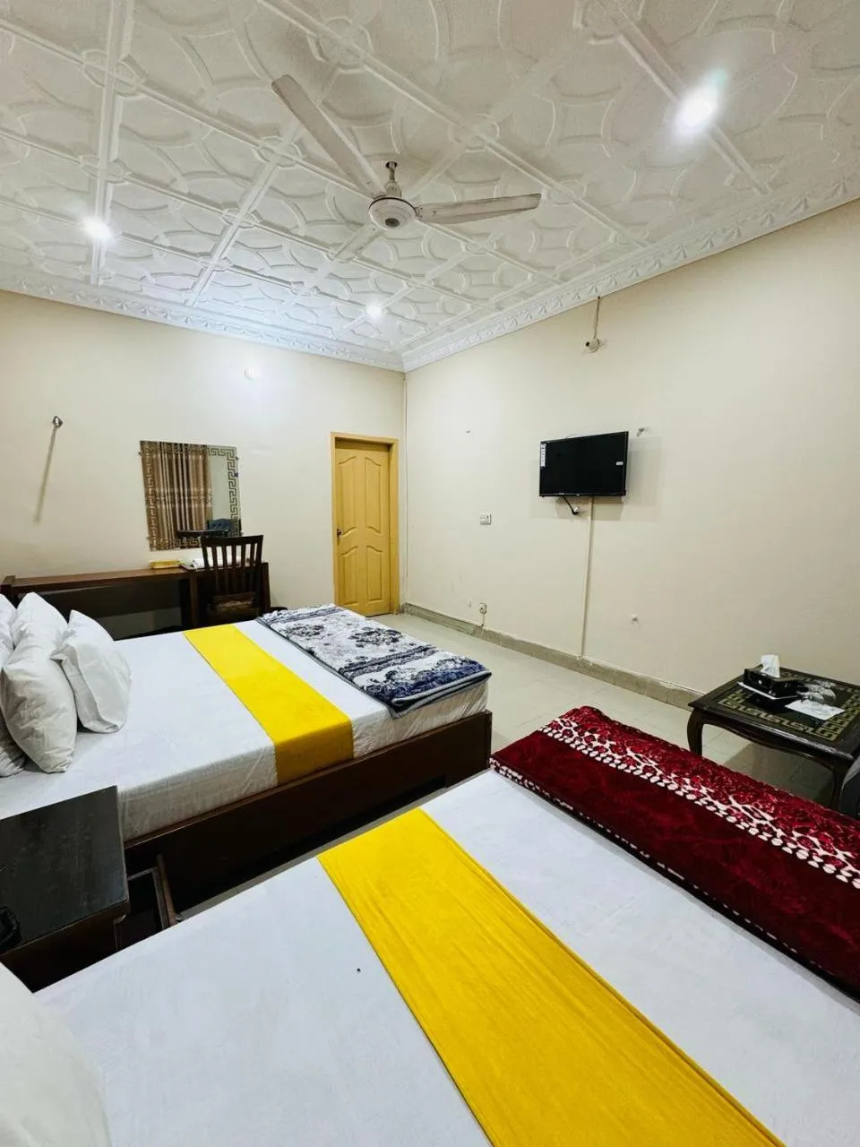 Communal lounge/ TV room, Bed in Hotel Royal Star