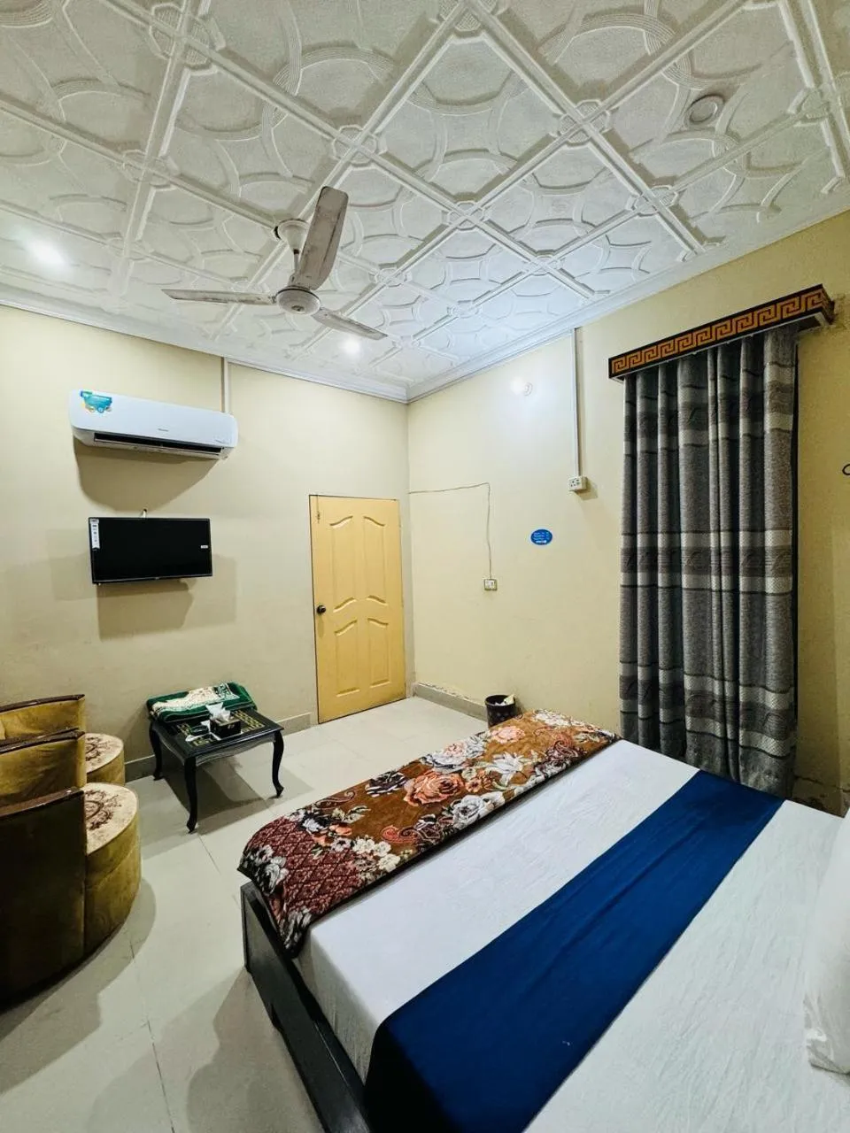 Communal lounge/ TV room, Bed in Hotel Royal Star