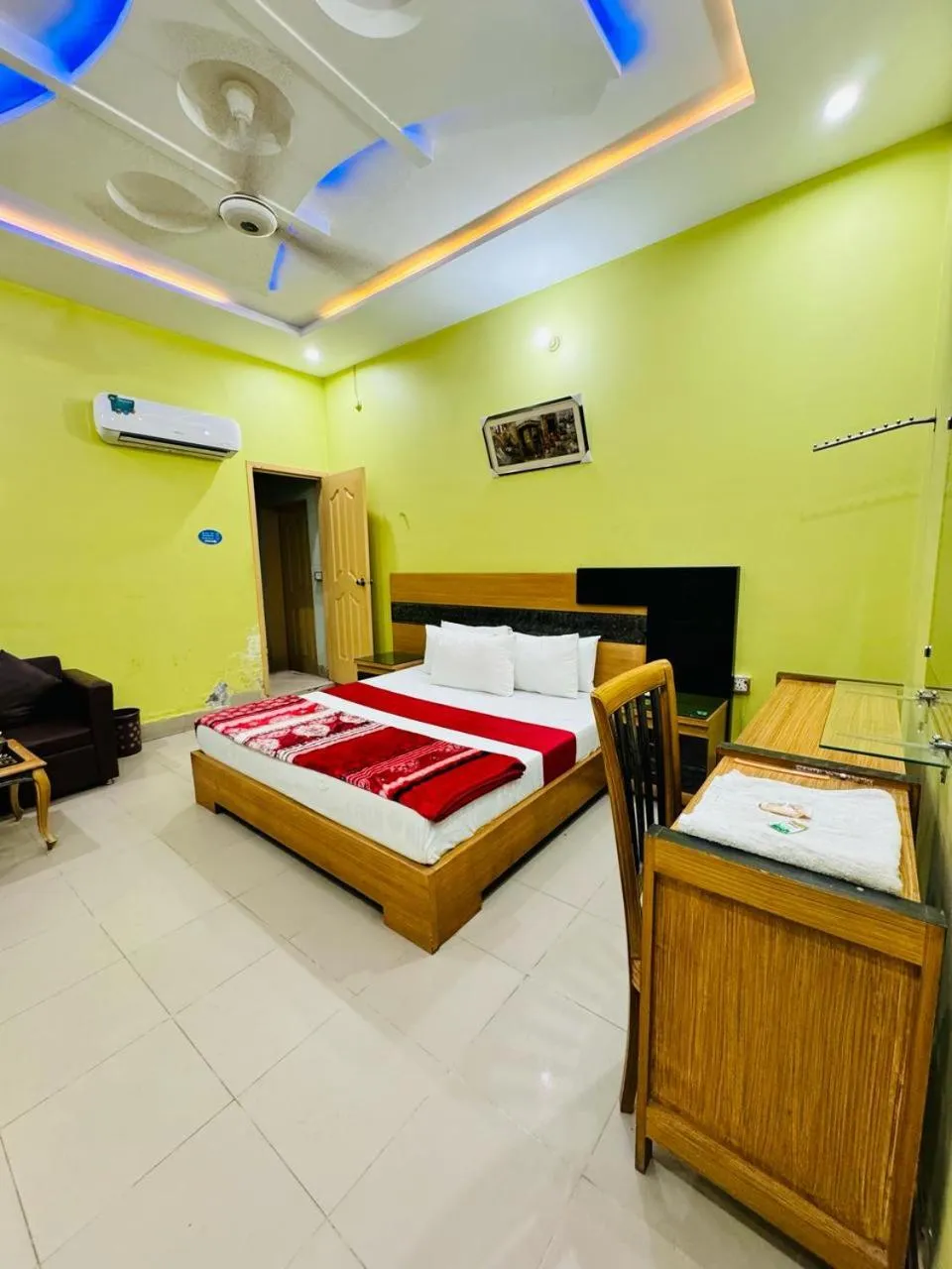 Communal lounge/ TV room, Bed in Hotel Royal Star