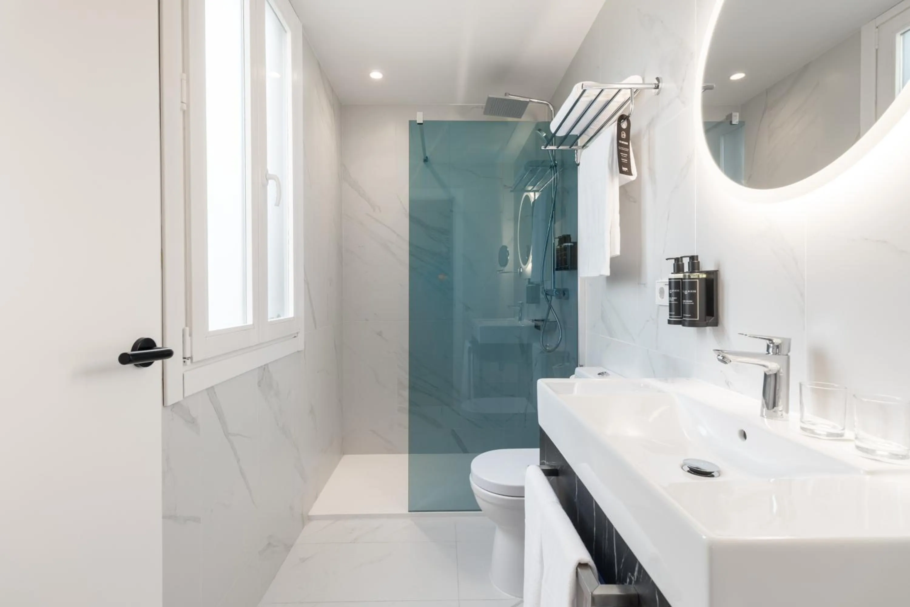 Shower in Ikonik Gran Vía