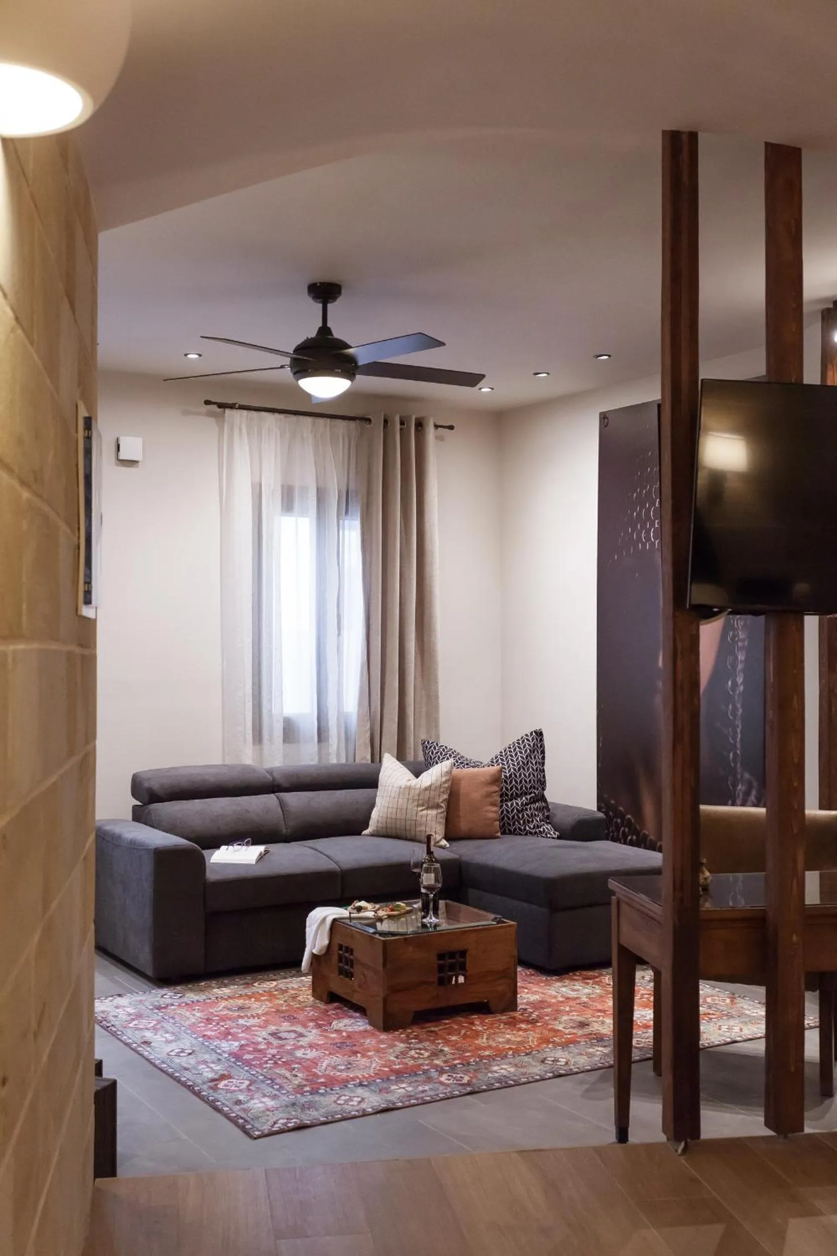 TV and multimedia in Utopia Luxury Suites - Old Town