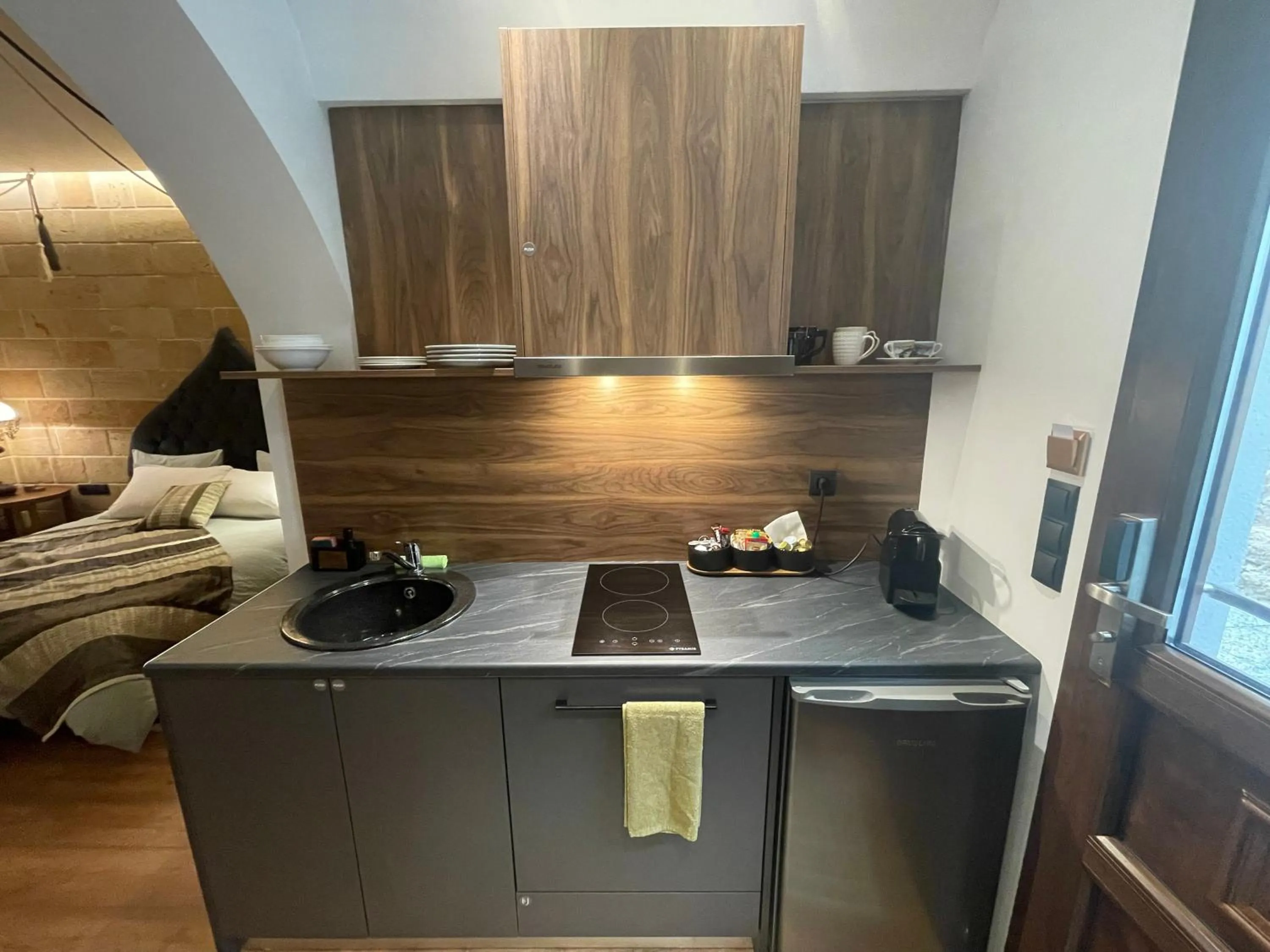 Kitchen or kitchenette, Bed in Utopia Luxury Suites - Old Town