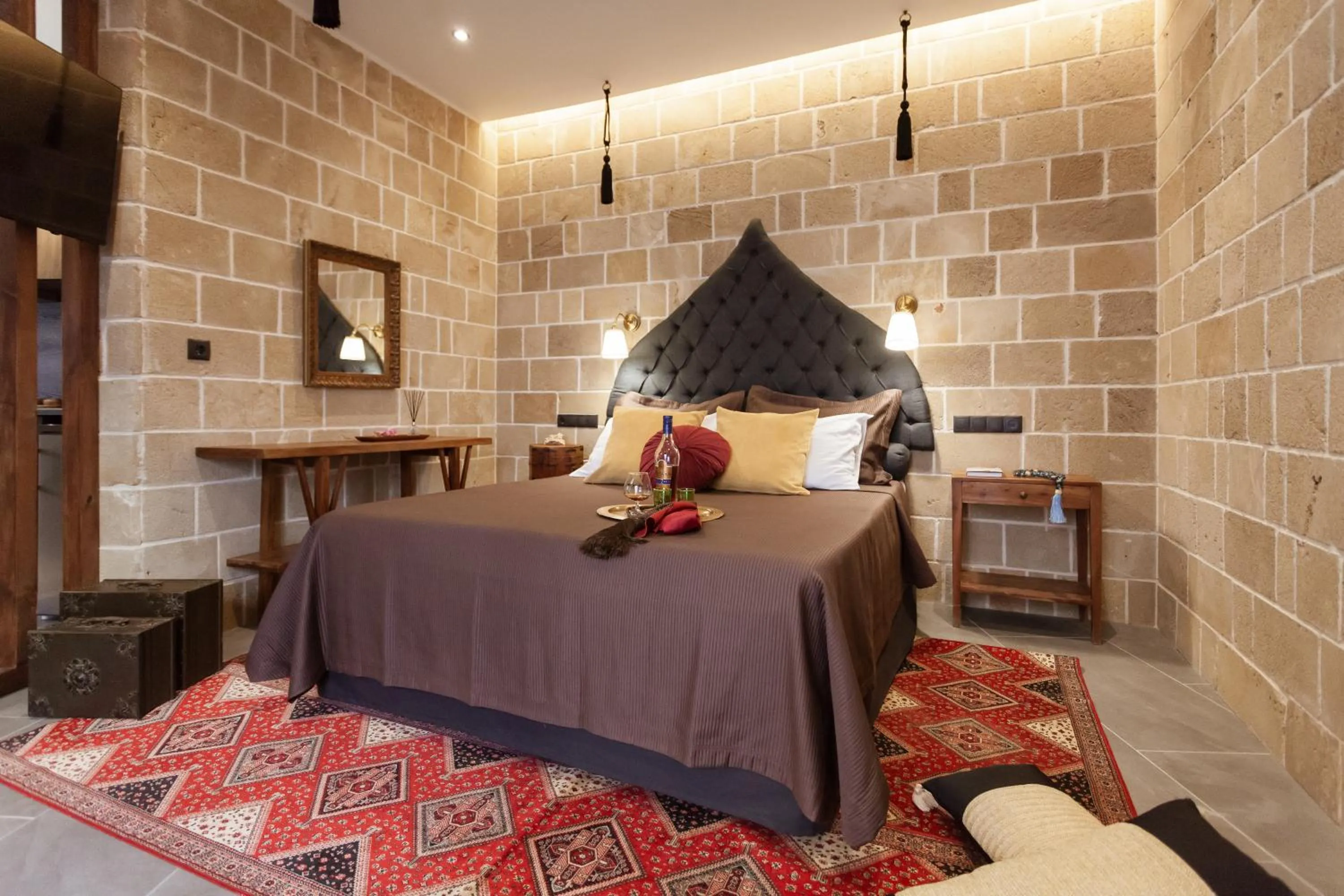 Bedroom, Bed in Utopia Luxury Suites - Old Town