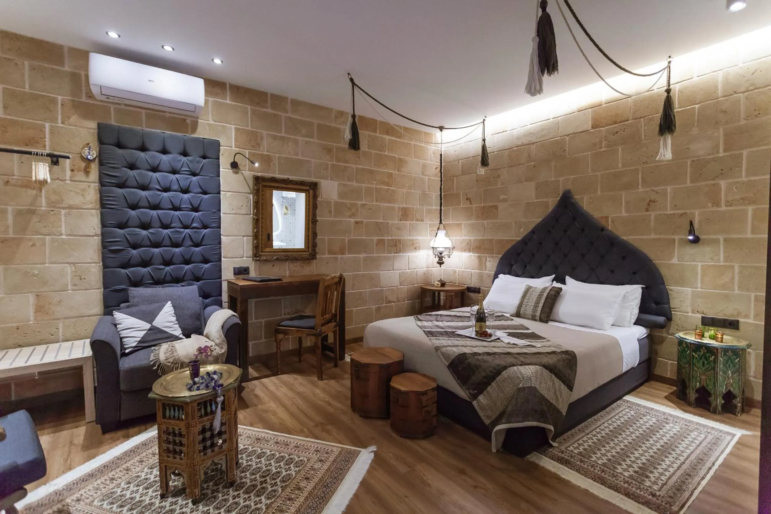 Bedroom, Bed in Utopia Luxury Suites - Old Town