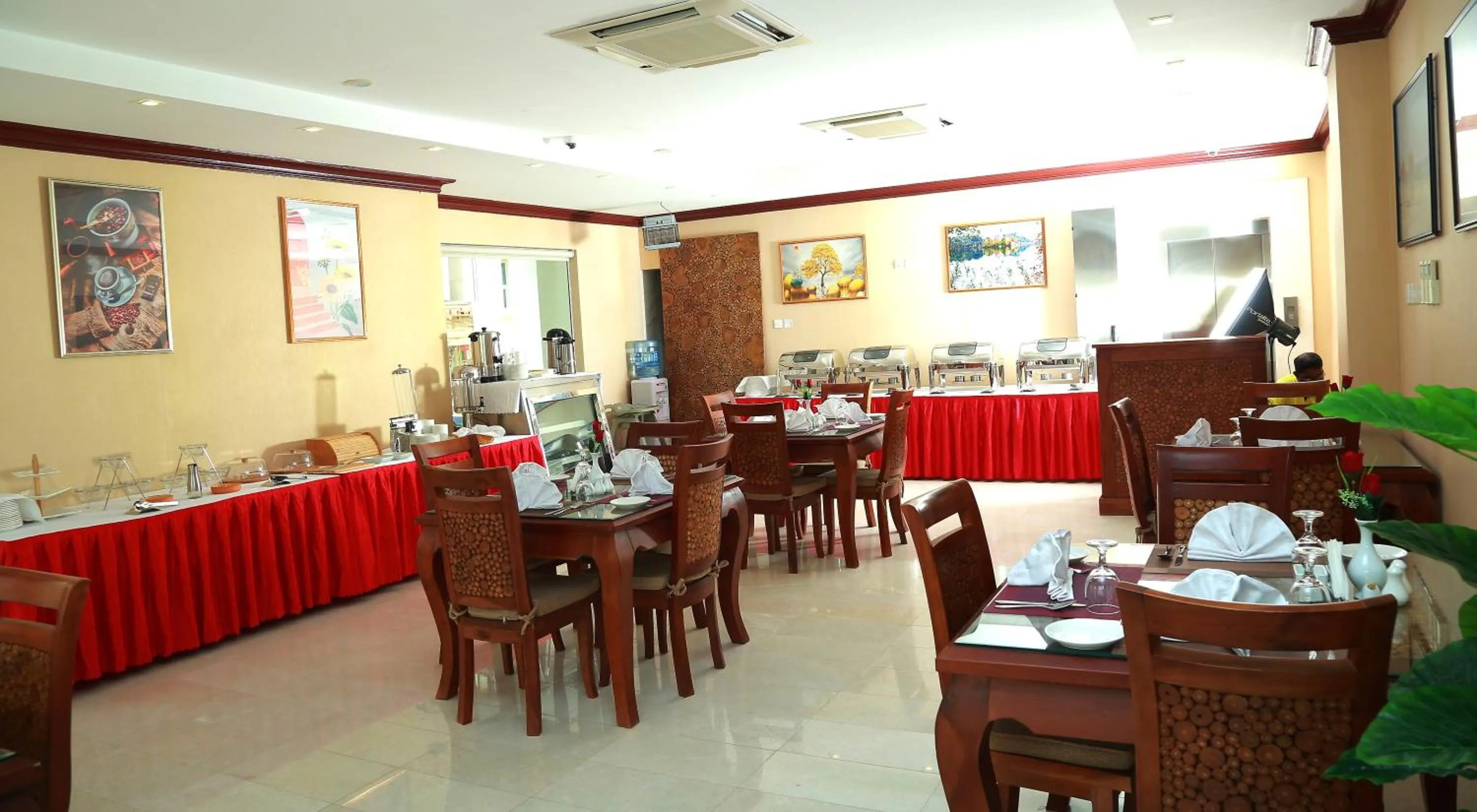 Restaurant/places to eat in ROYAL HOTEL