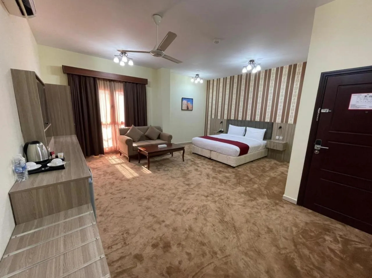 Living room, Bed in ROYAL HOTEL