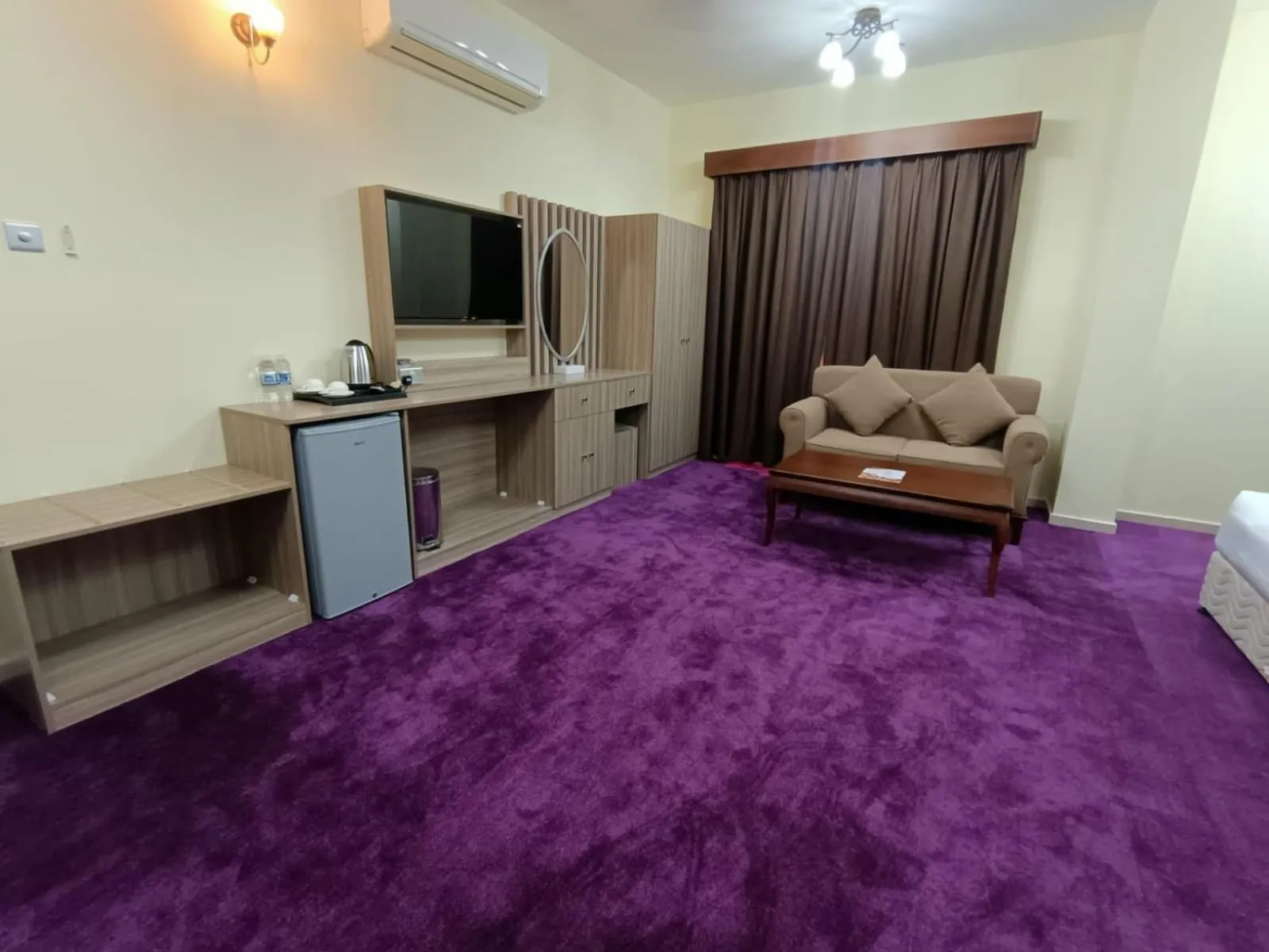 Living room, Bed in ROYAL HOTEL