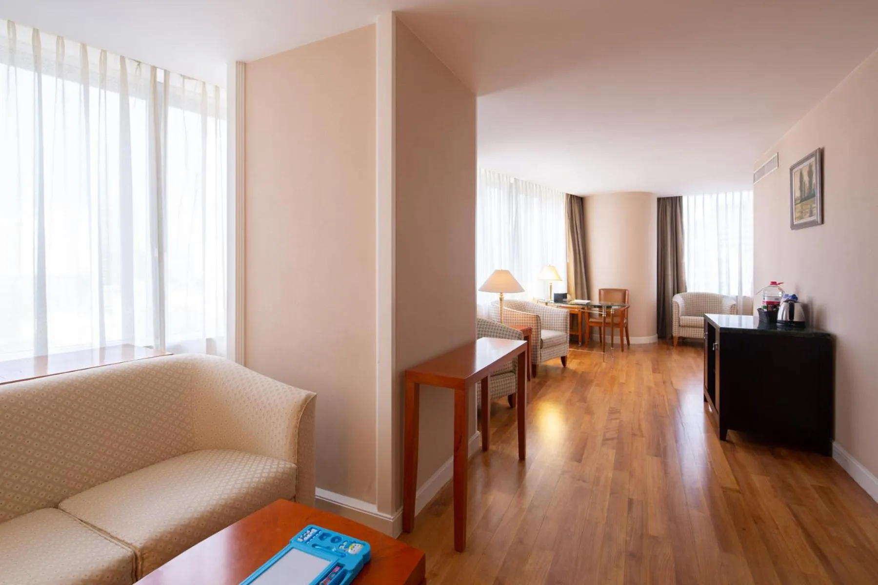 Seating Area in Kai Wah Plaza Hotel