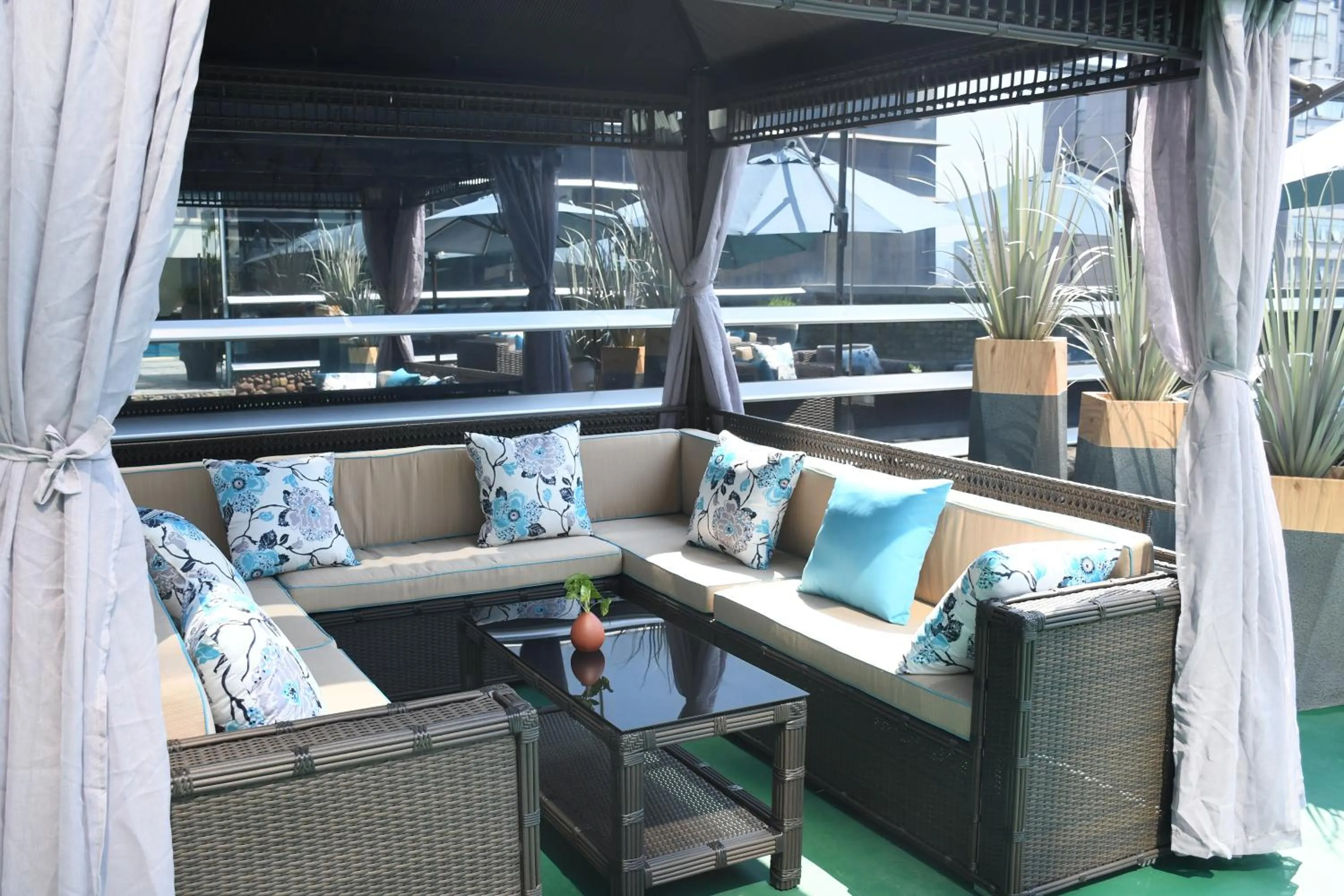 Seating Area in Kai Wah Plaza Hotel