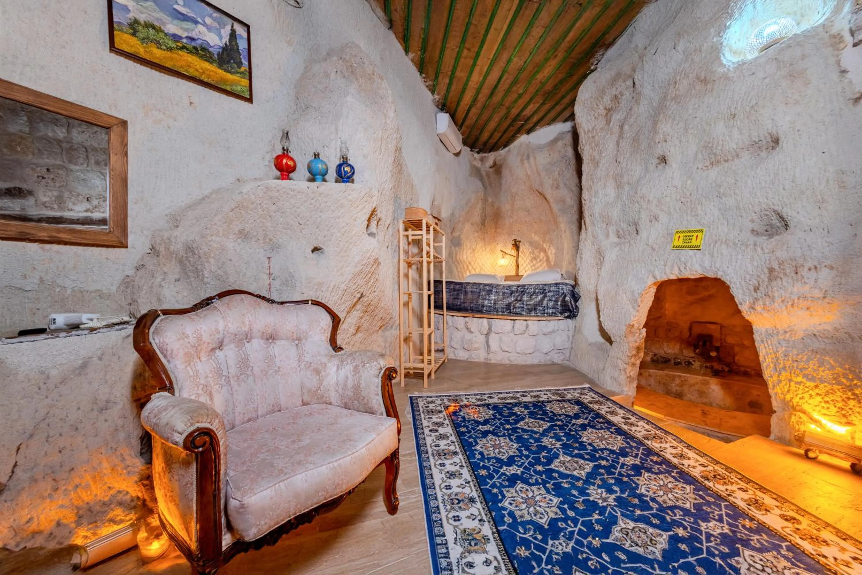 Bed in Saliche Cave Suite