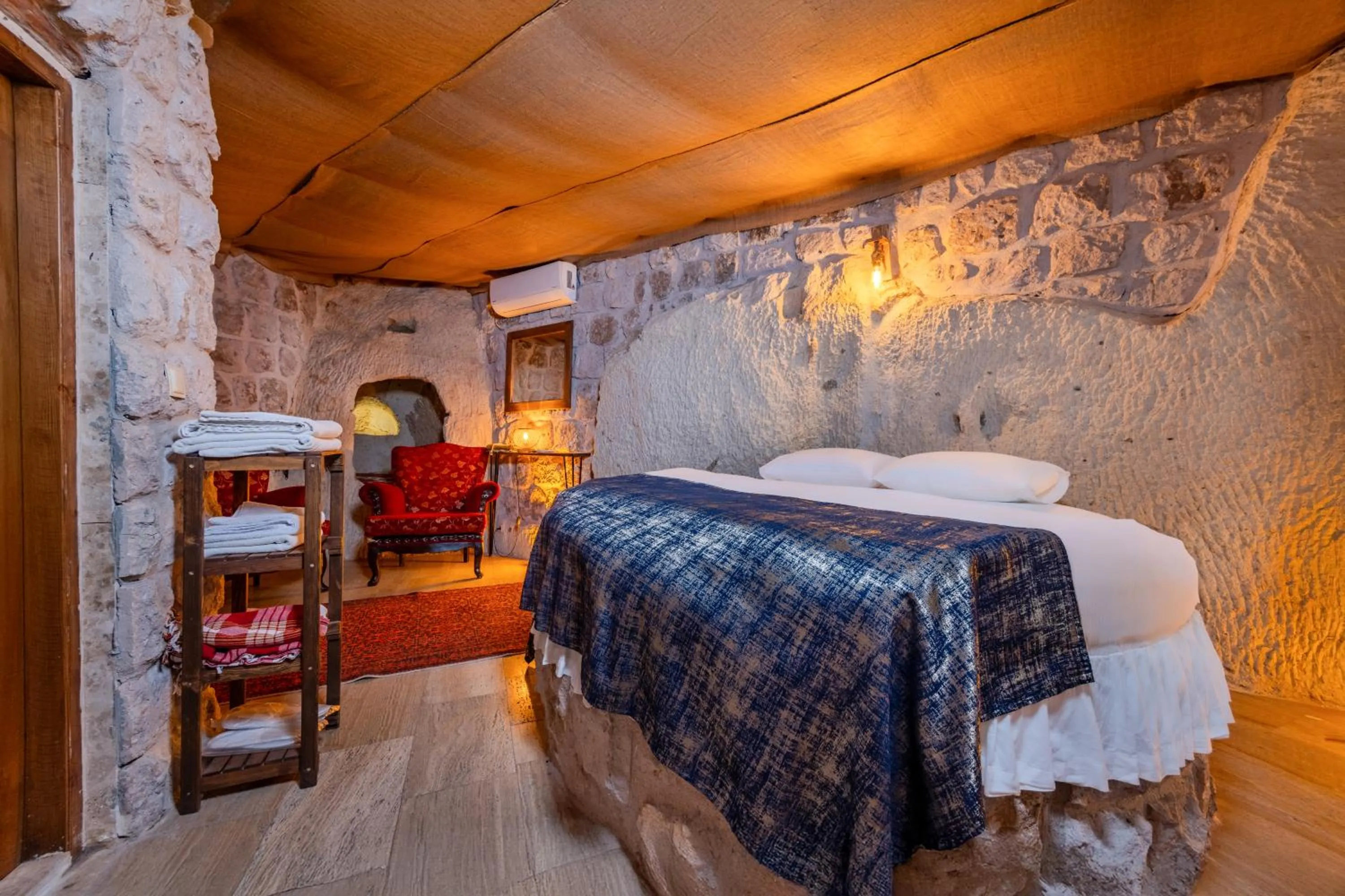 Bed in Saliche Cave Suite
