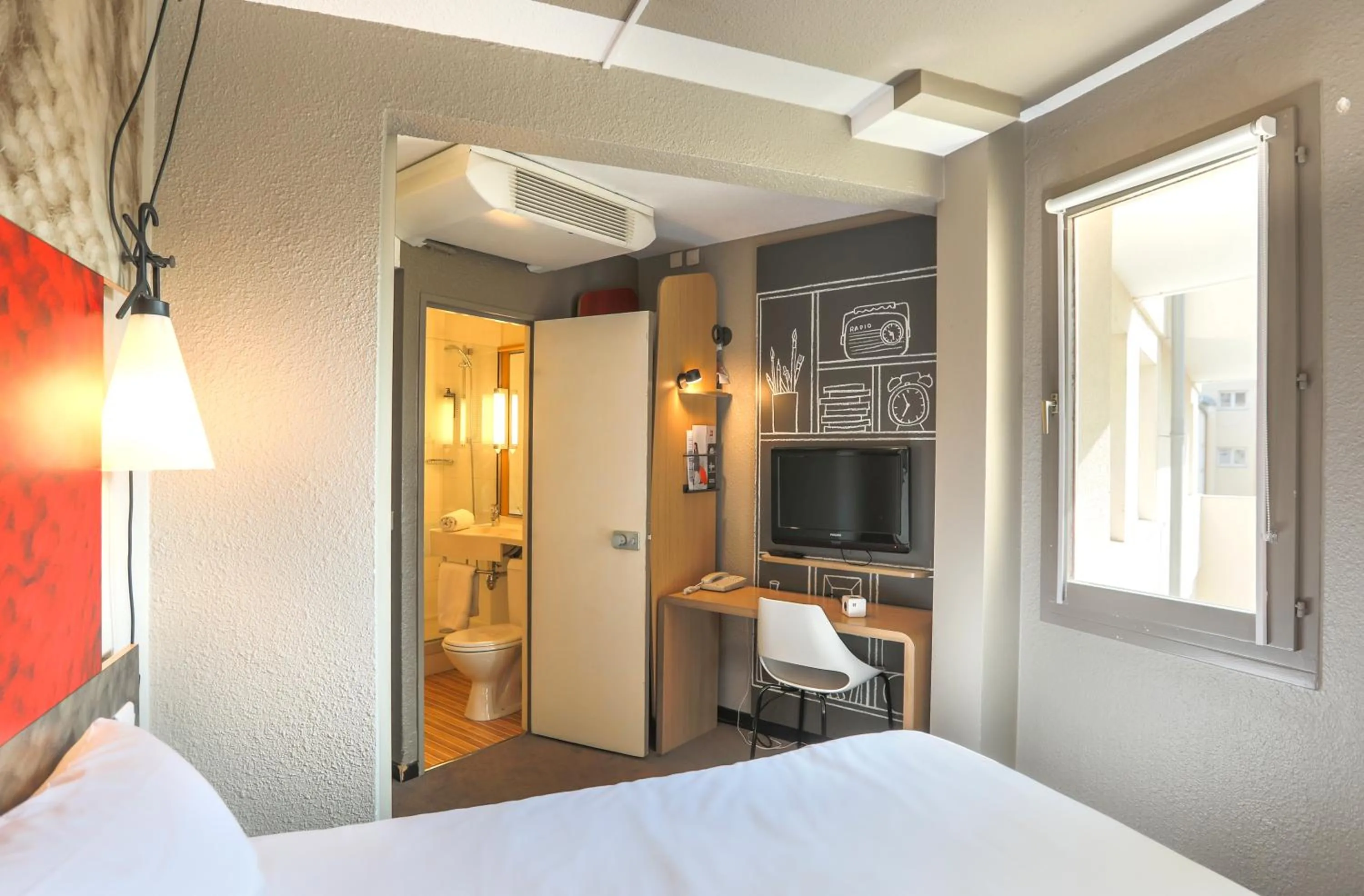 Bedroom, Bed in Ibis Saint Étienne - La Terrasse