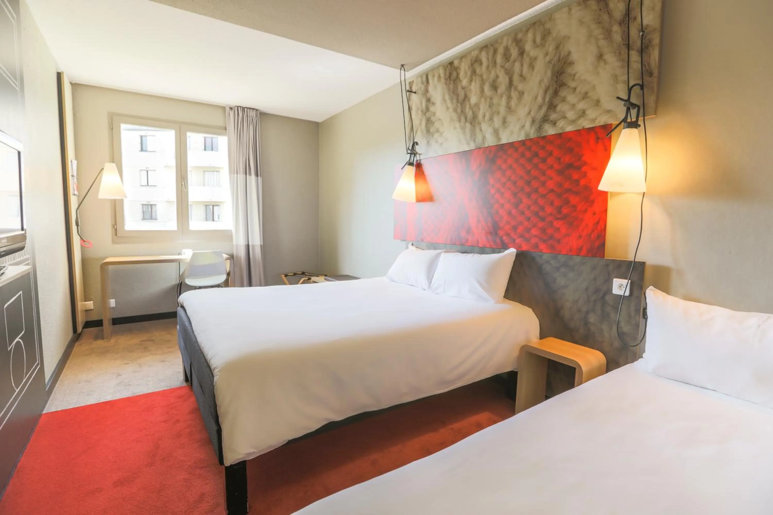 Property building, Bed in Ibis Saint Étienne - La Terrasse