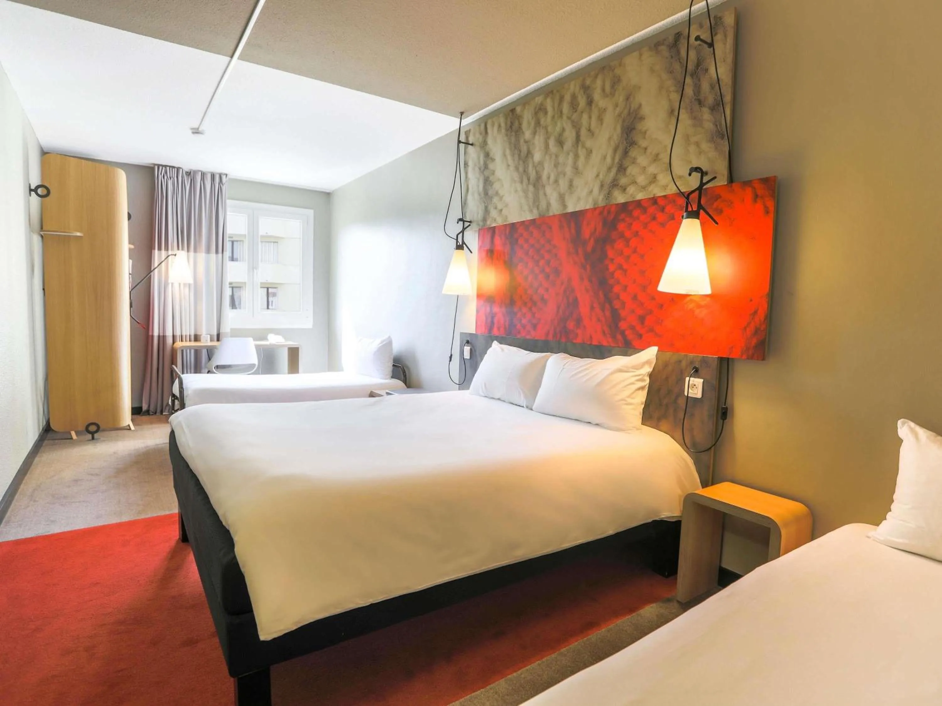 Property building, Bed in Ibis Saint Étienne - La Terrasse