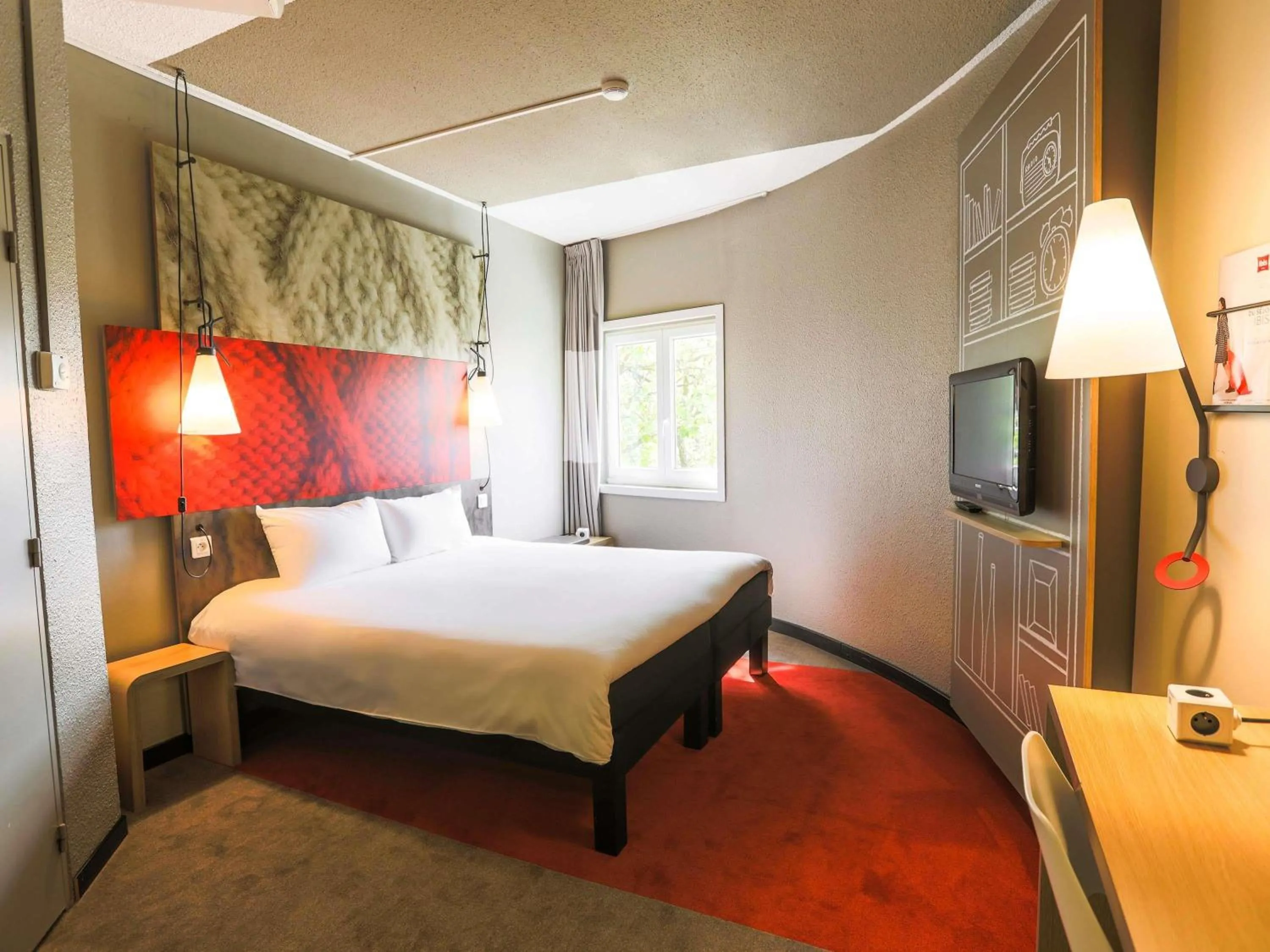 Property building, Bed in Ibis Saint Étienne - La Terrasse