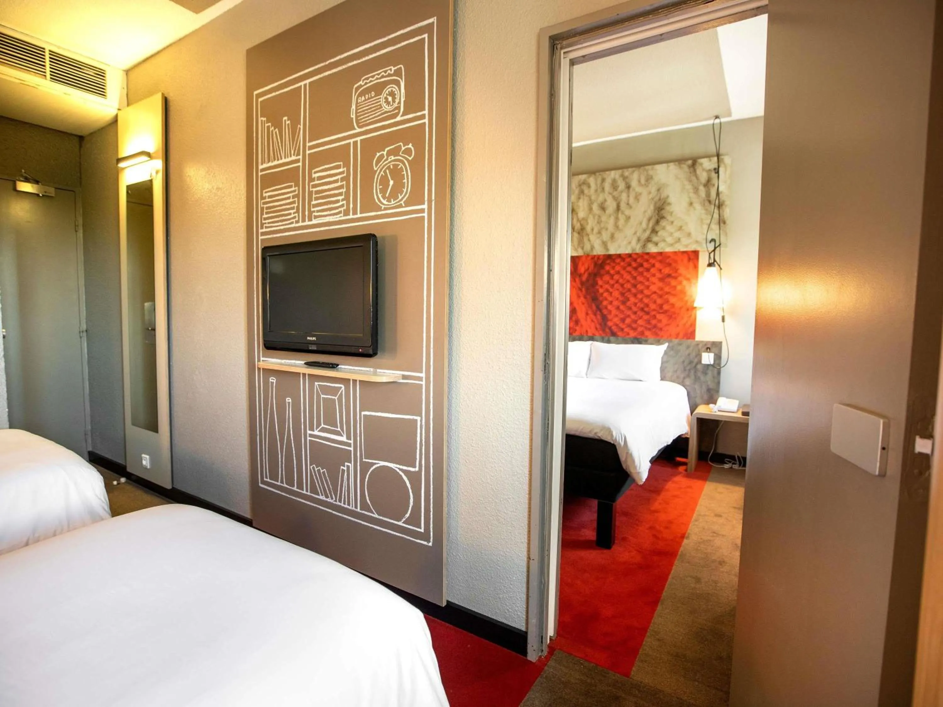 Property building, Bed in Ibis Saint Étienne - La Terrasse