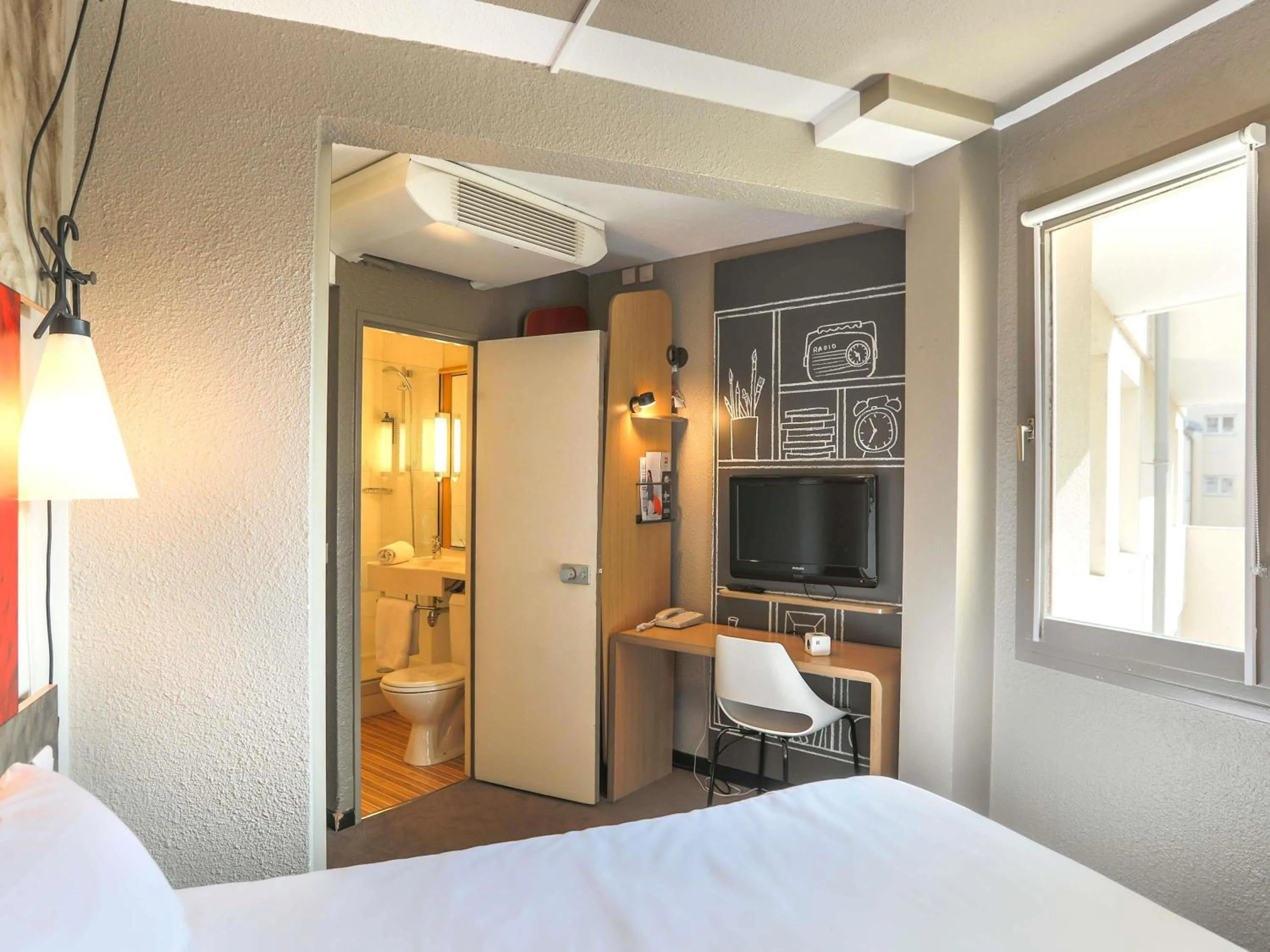 Property building, Bed in Ibis Saint Étienne - La Terrasse