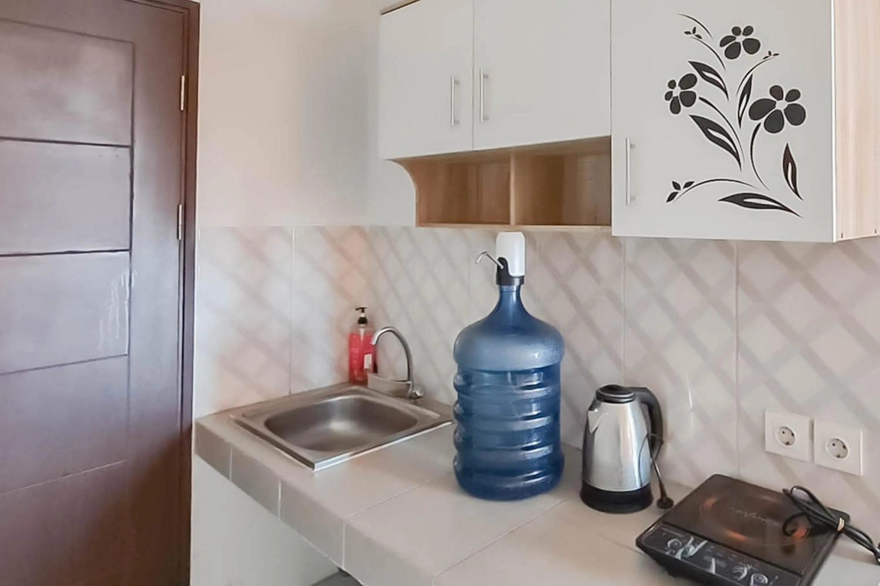 Kitchen or kitchenette in RedLiving Apartemen Mekarwangi Square - Agus 2 Tower A
