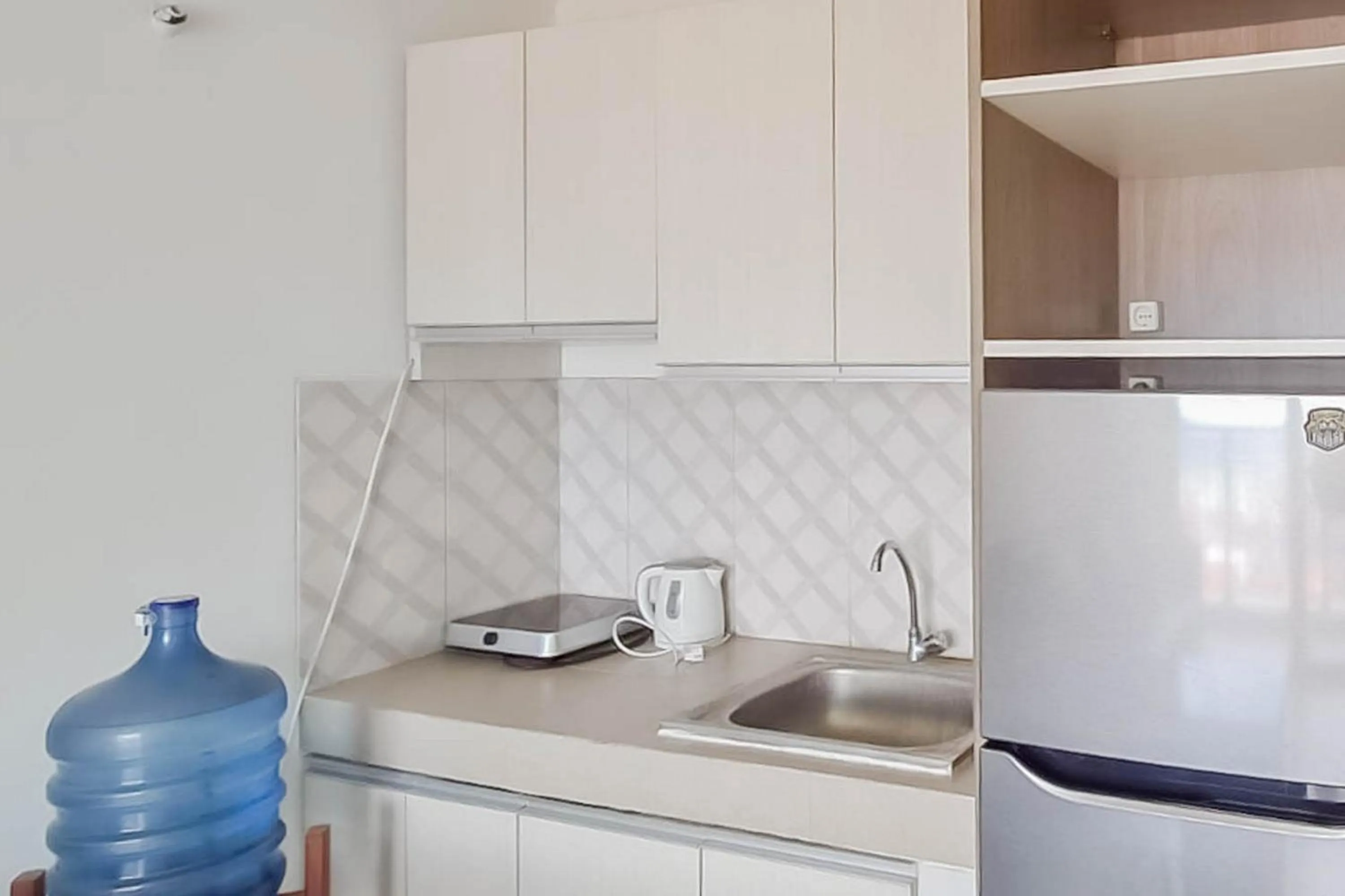 Kitchen or kitchenette in RedLiving Apartemen Mekarwangi Square - Agus 2 Tower A