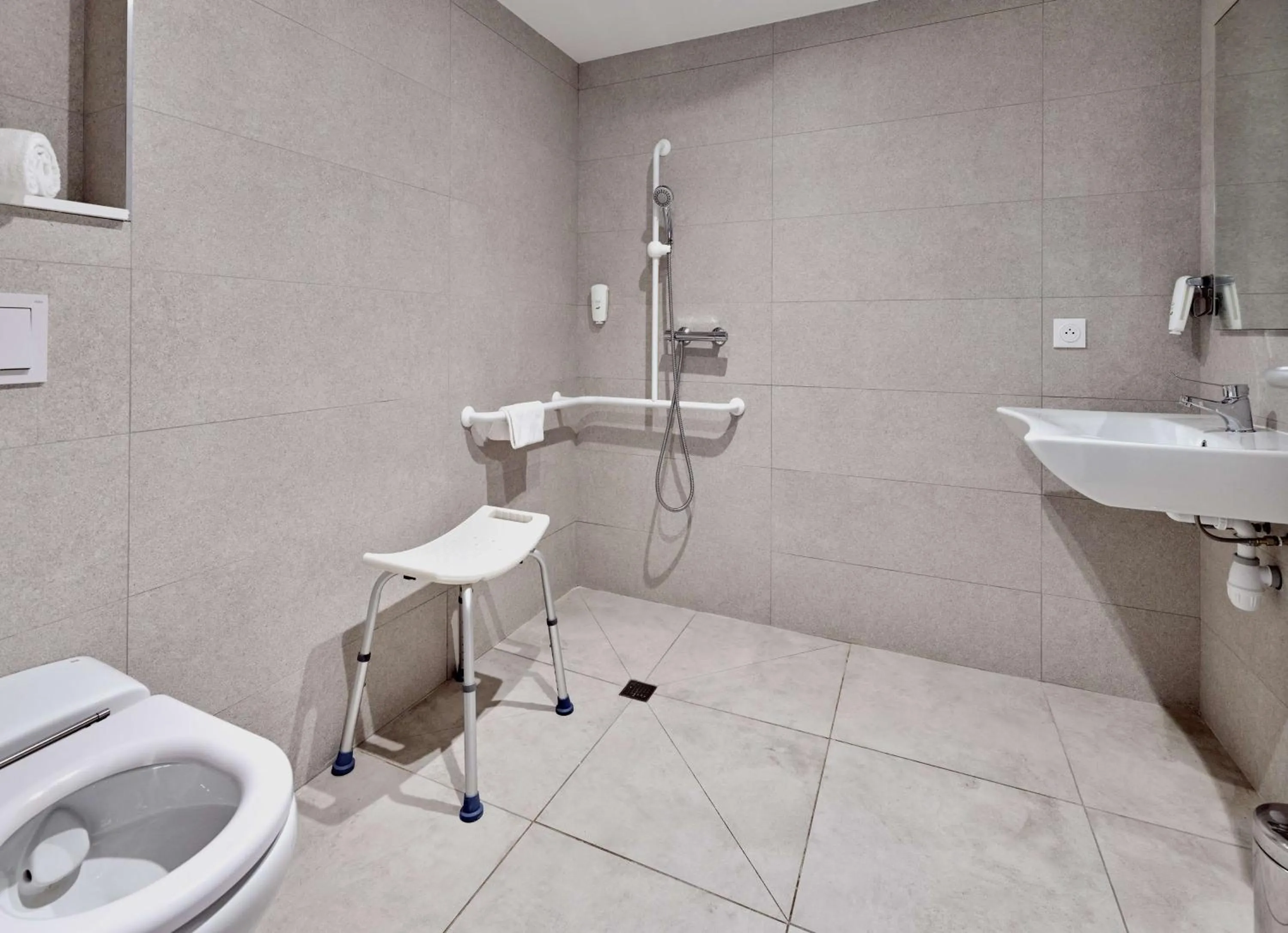 Bathroom in Kyriad Direct Moulins Sud - Yzeure