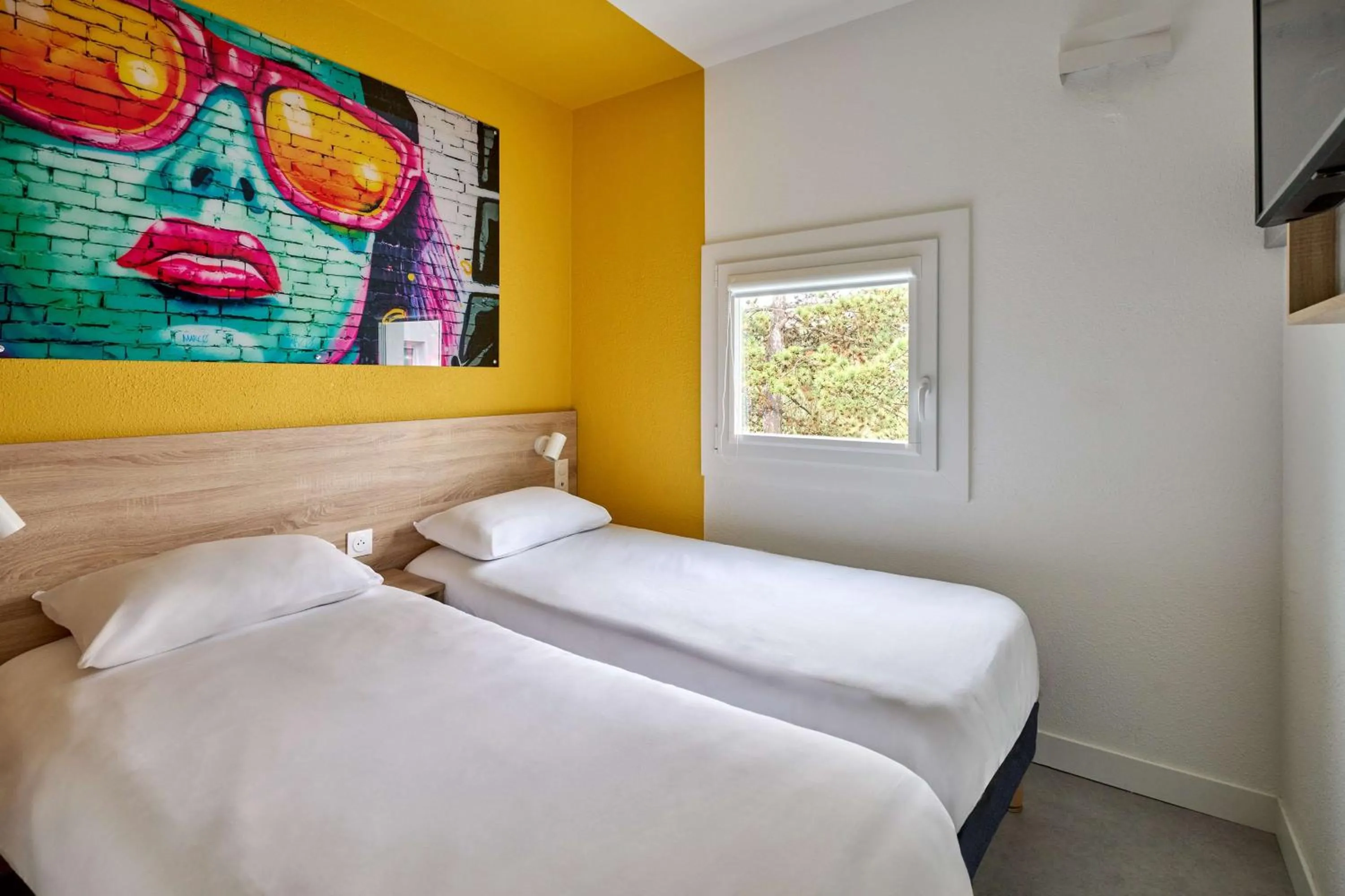 Bedroom, Bed in Kyriad Direct Moulins Sud - Yzeure