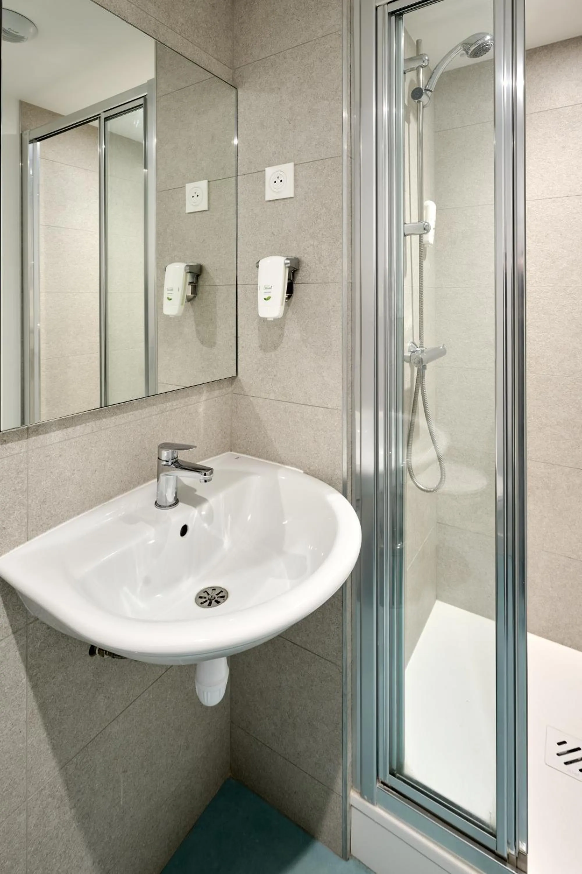 Shower in Kyriad Direct Moulins Sud - Yzeure