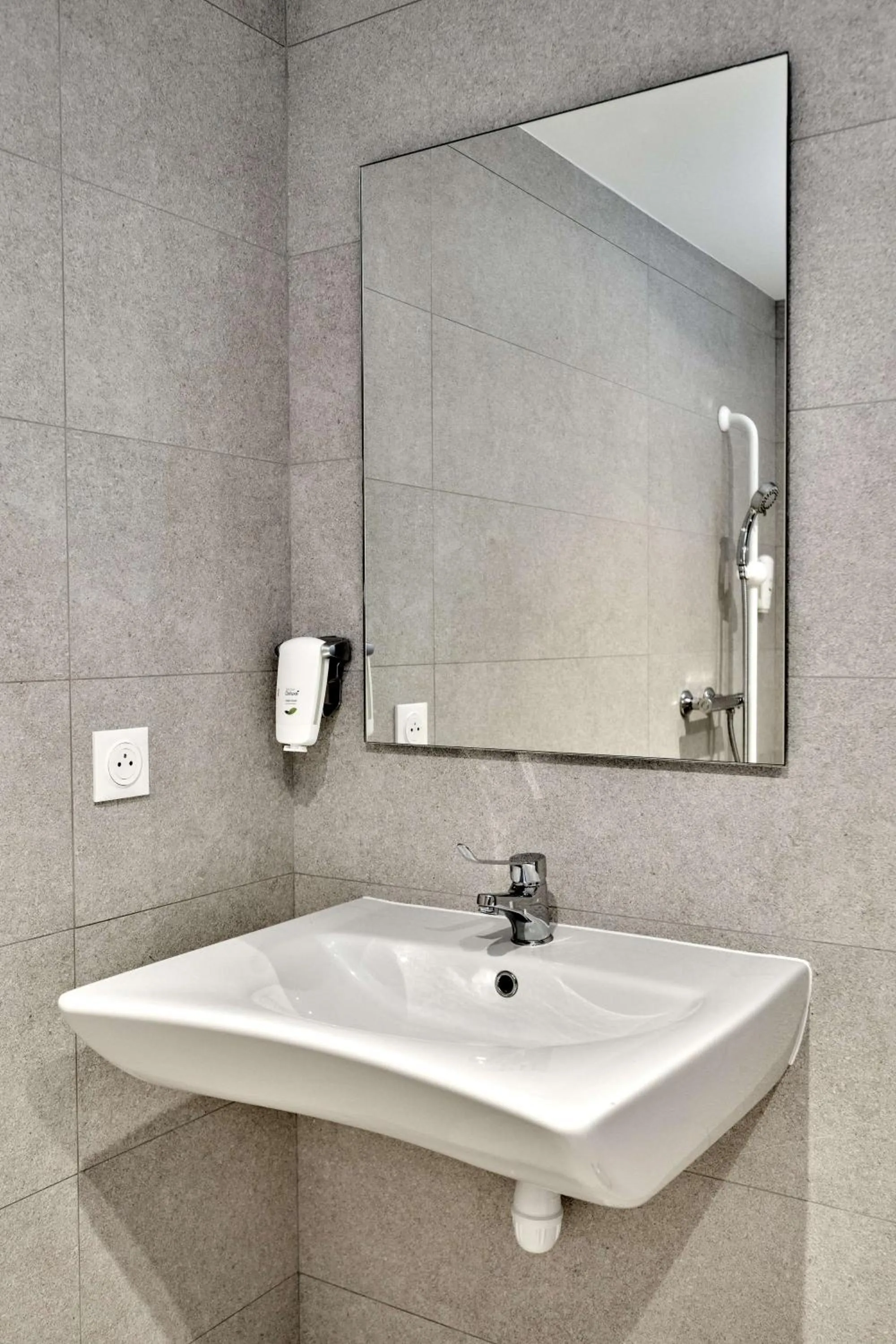 Bathroom in Kyriad Direct Moulins Sud - Yzeure