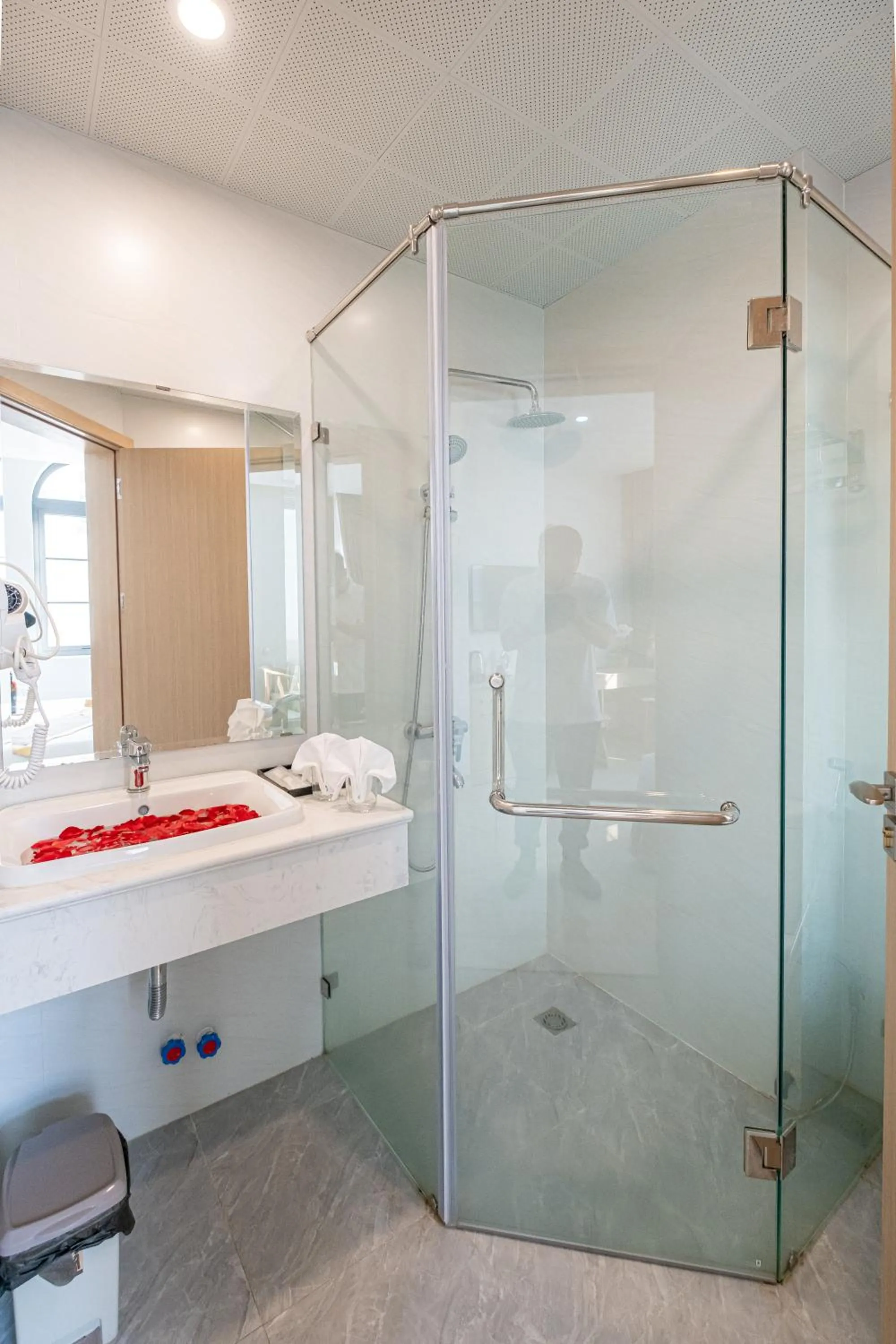 Shower in LINK HOTEL Ha Long