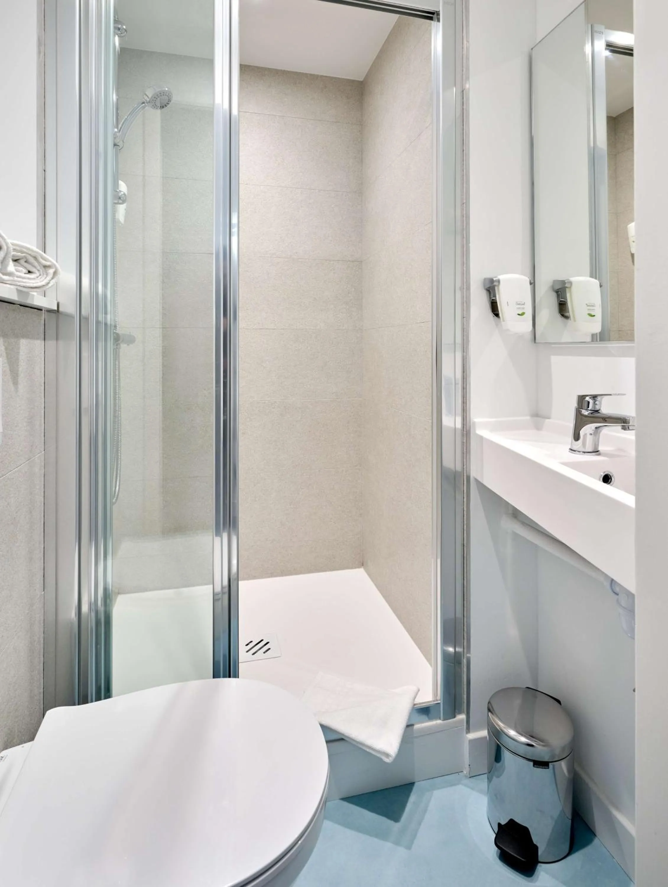 Bathroom in Kyriad Direct Narbonne Sud