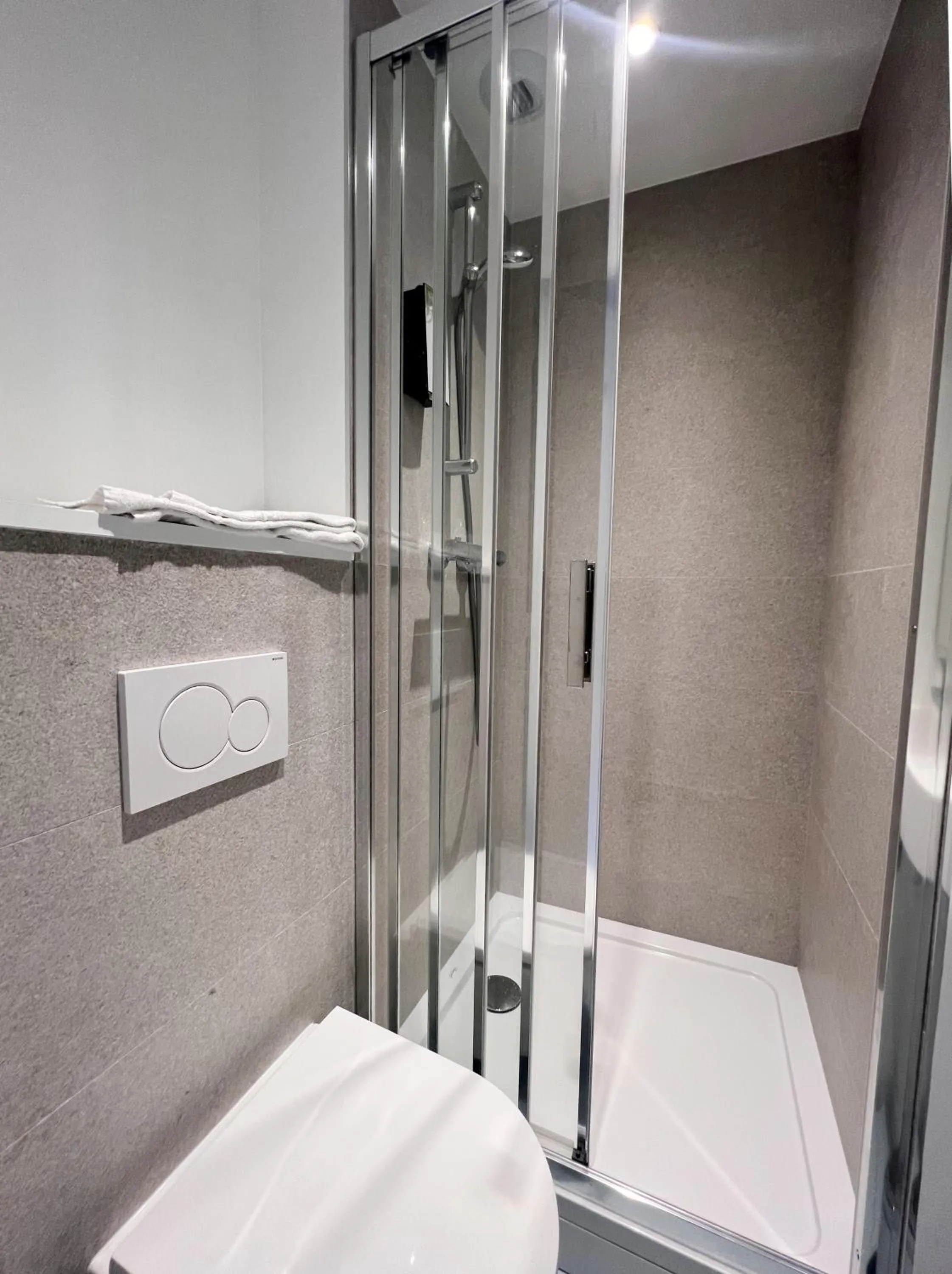 Bathroom, Bed in Kyriad Direct Narbonne Sud