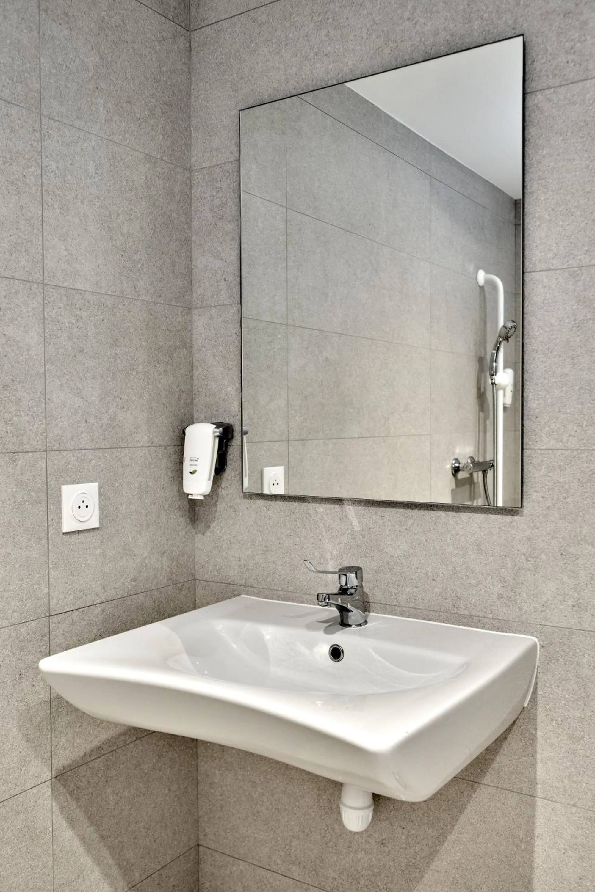 Bathroom in Kyriad Direct Narbonne Sud