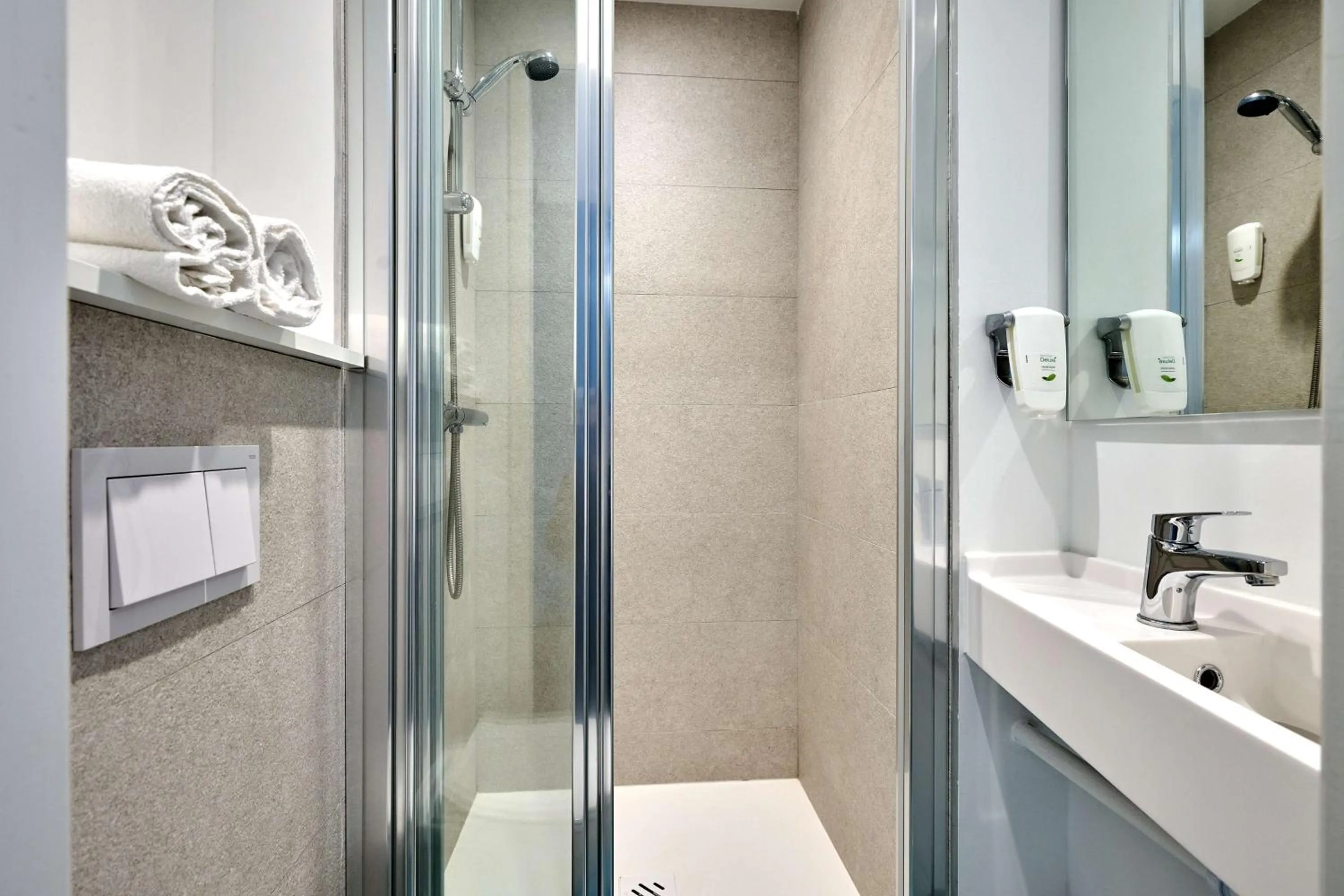 Bathroom in Kyriad Direct Narbonne Sud