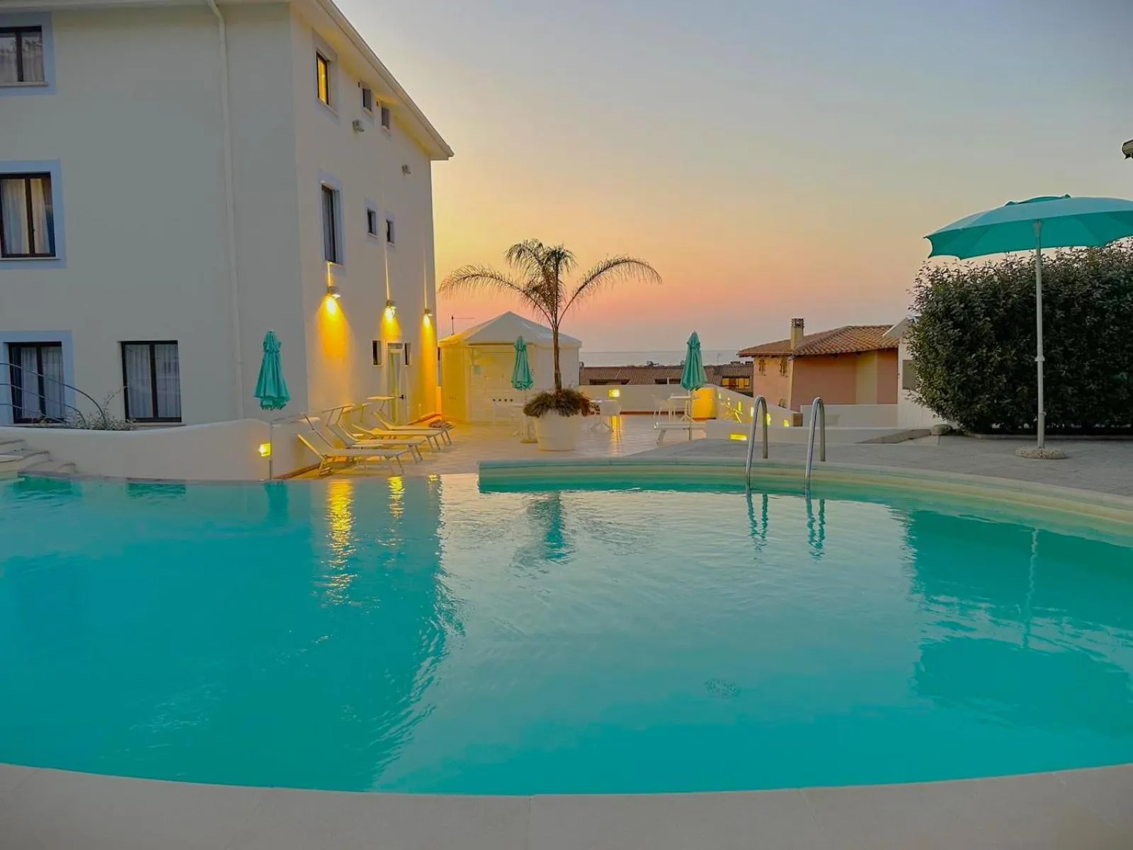 Swimming pool in Best Western Hotel Blumarea