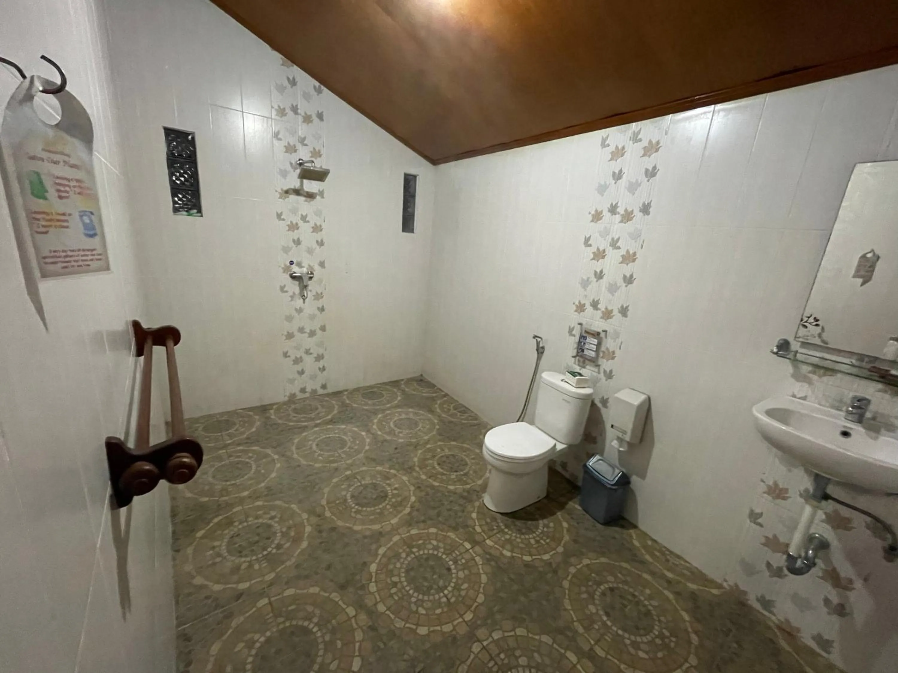 Bathroom in Kusnadi Hotel