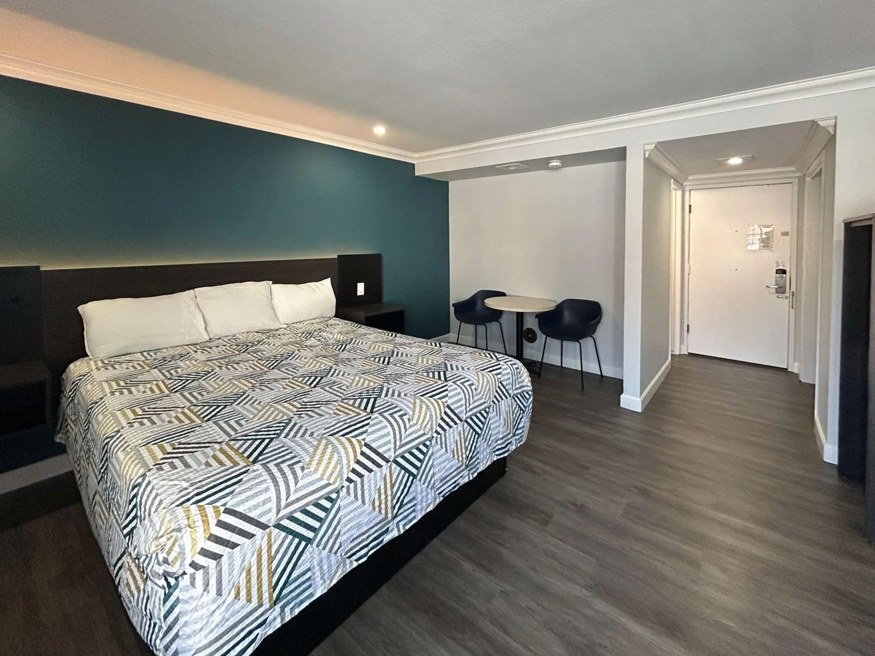 Bedroom, Bed in Motel 6 Buena Park, CA Anaheim Near Maingate Knotts