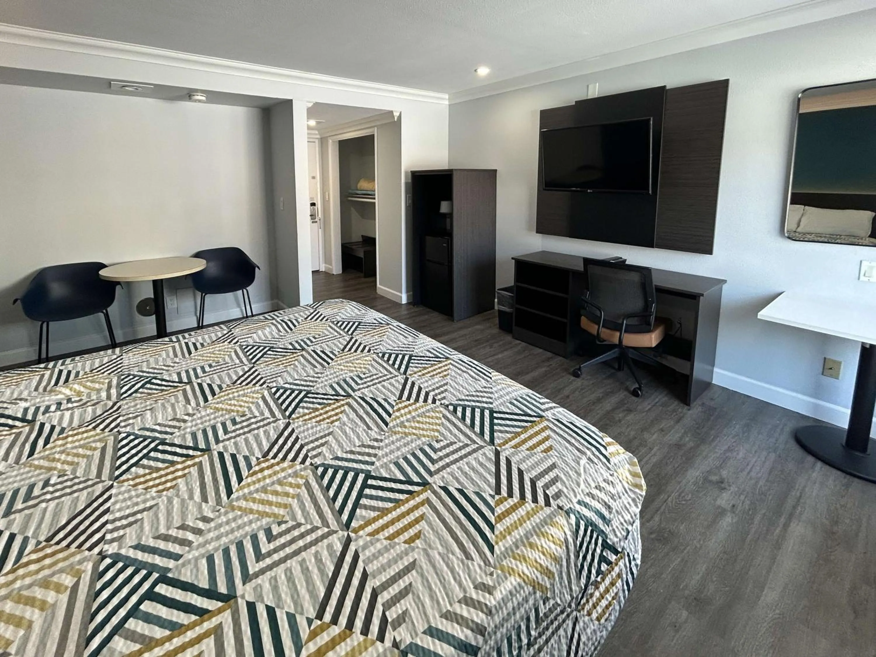 Bedroom, Bed in Motel 6 Buena Park, CA Anaheim Near Maingate Knotts