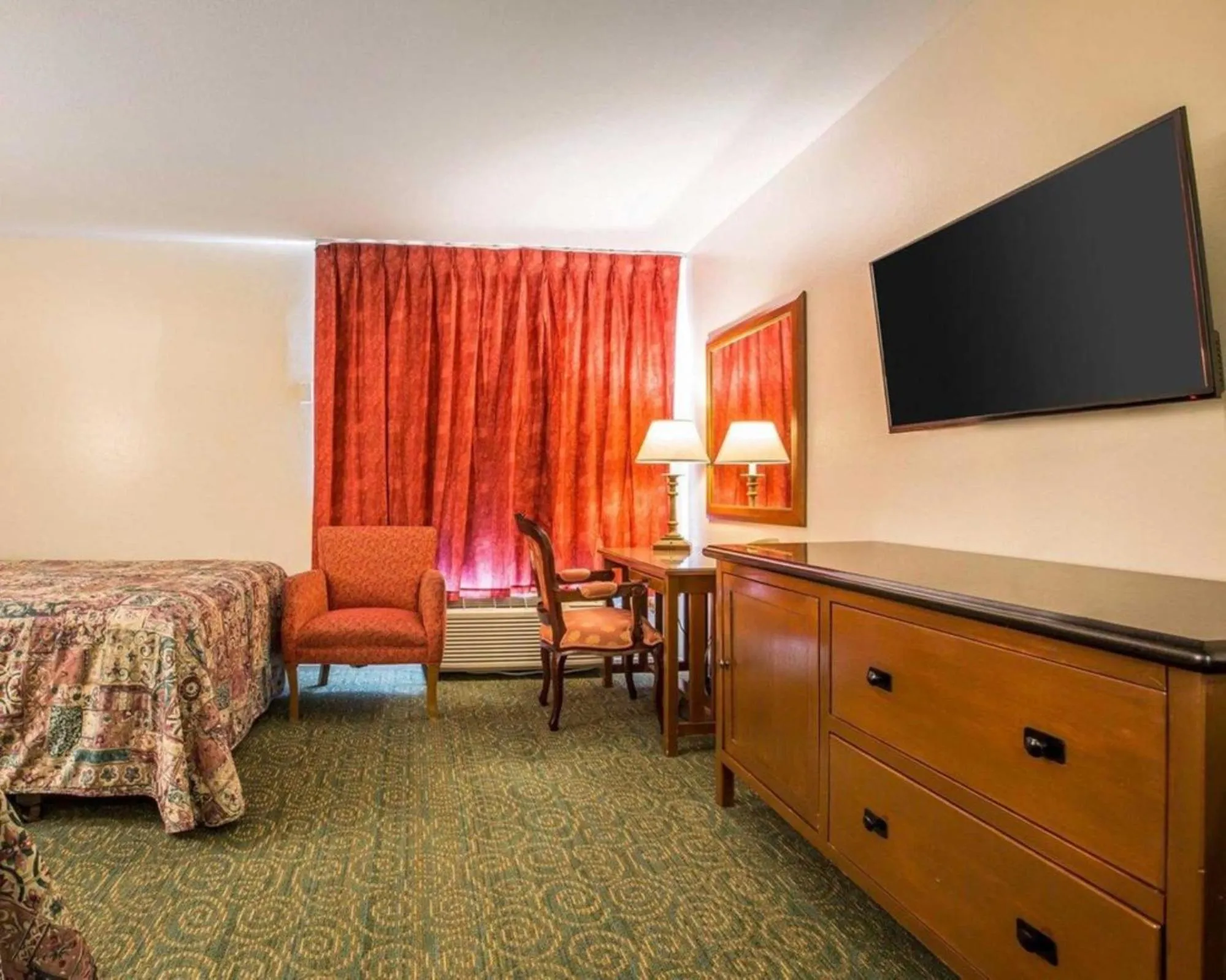 Bed, TV/Entertainment Center in THE BERRY INN