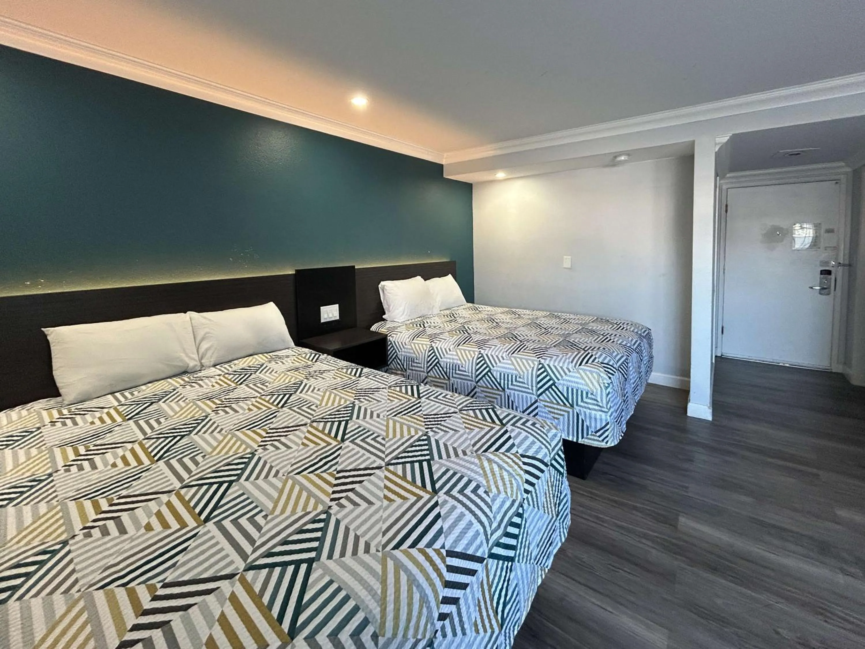 Bedroom, Bed in Motel 6 Buena Park, CA Anaheim Near Maingate Knotts