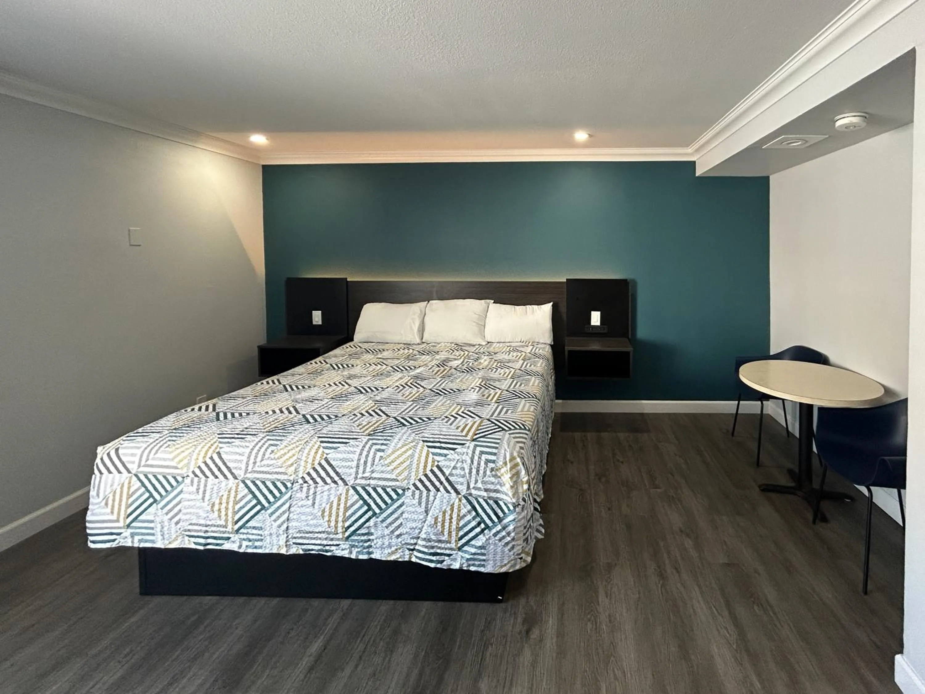 Bedroom, Bed in Motel 6 Buena Park, CA Anaheim Near Maingate Knotts