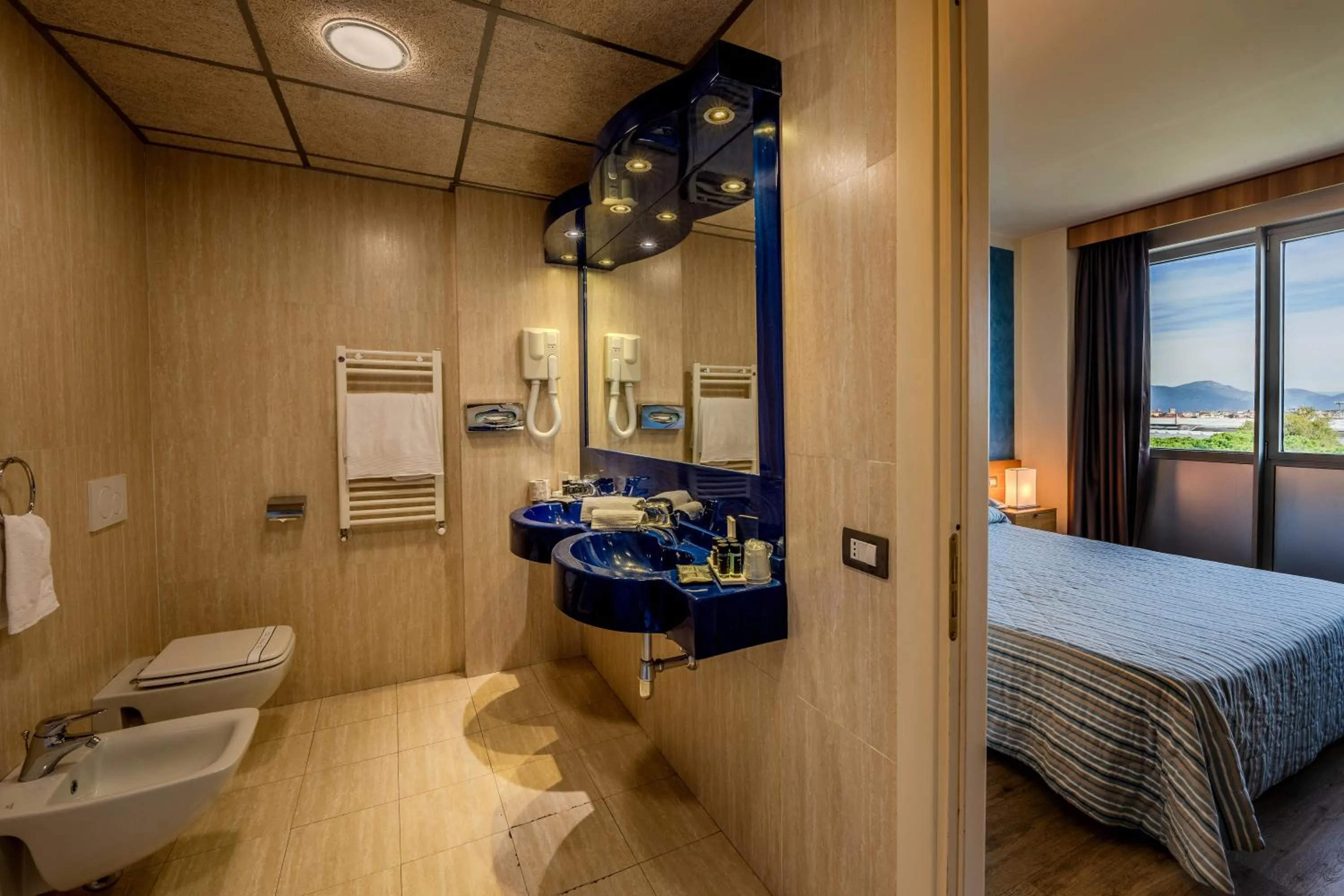Bathroom, Bed in Hotel Galilei