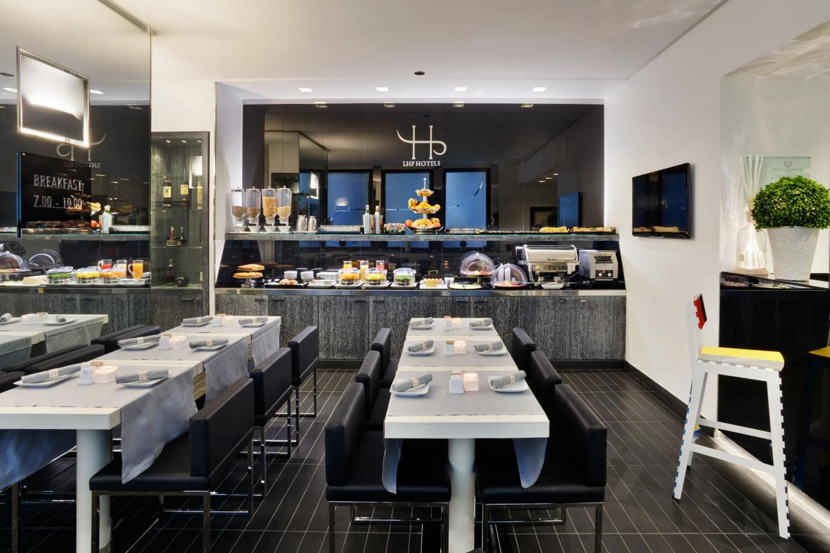 Restaurant/places to eat in LHP Hotel Napoleon