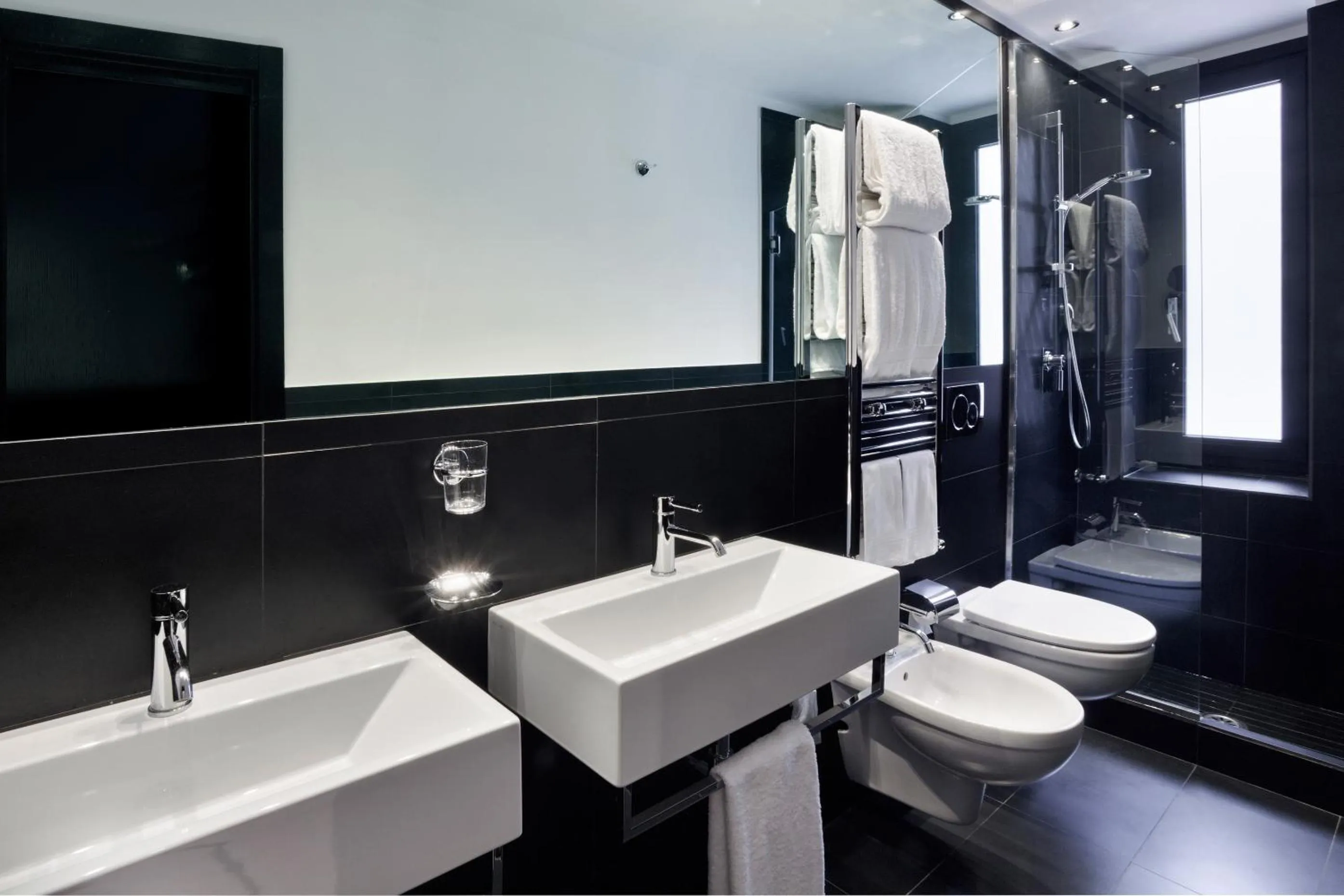 Toilet in LHP Hotel Napoleon