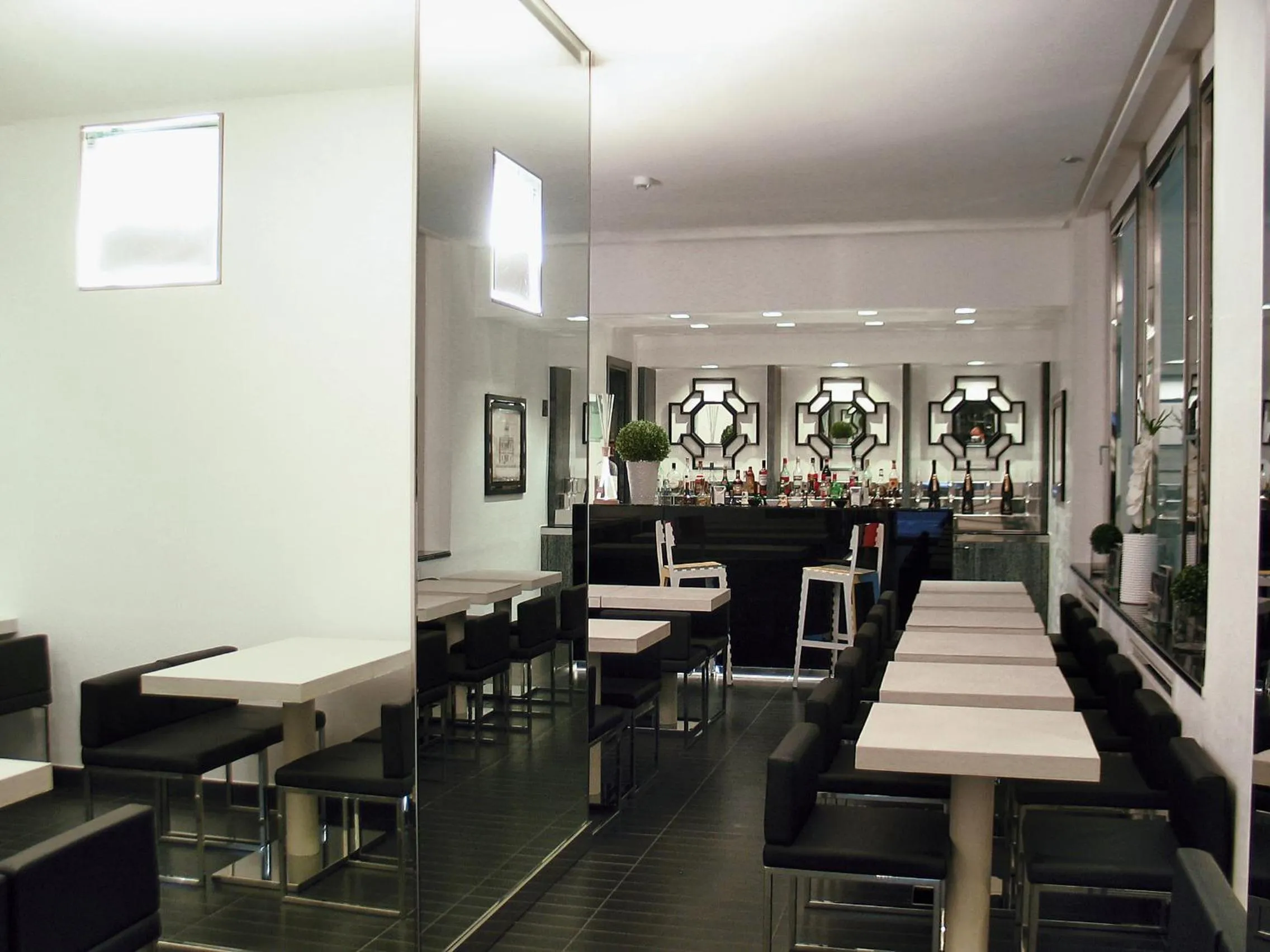 Restaurant/places to eat in LHP Hotel Napoleon