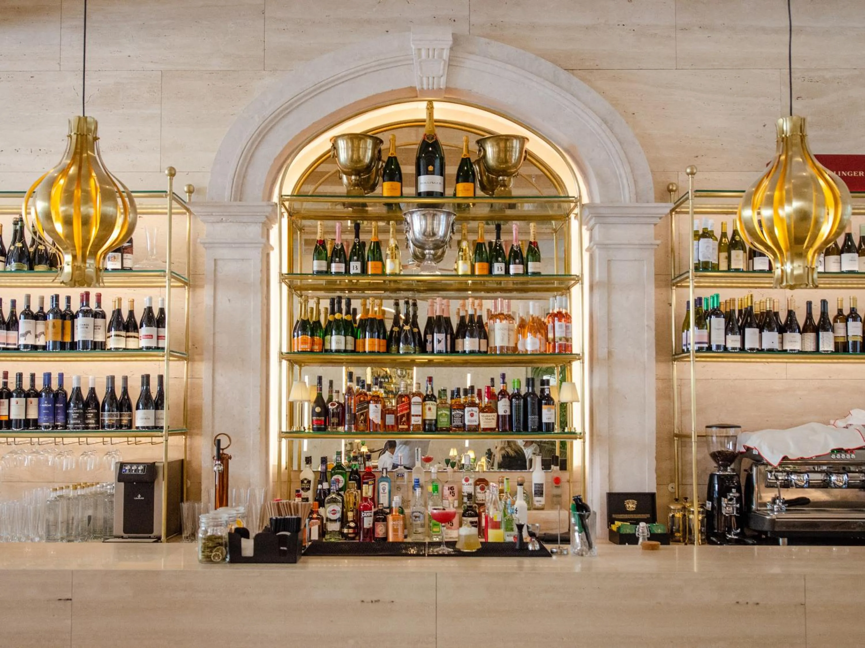 Restaurant/places to eat in Browns Avenue Hotel