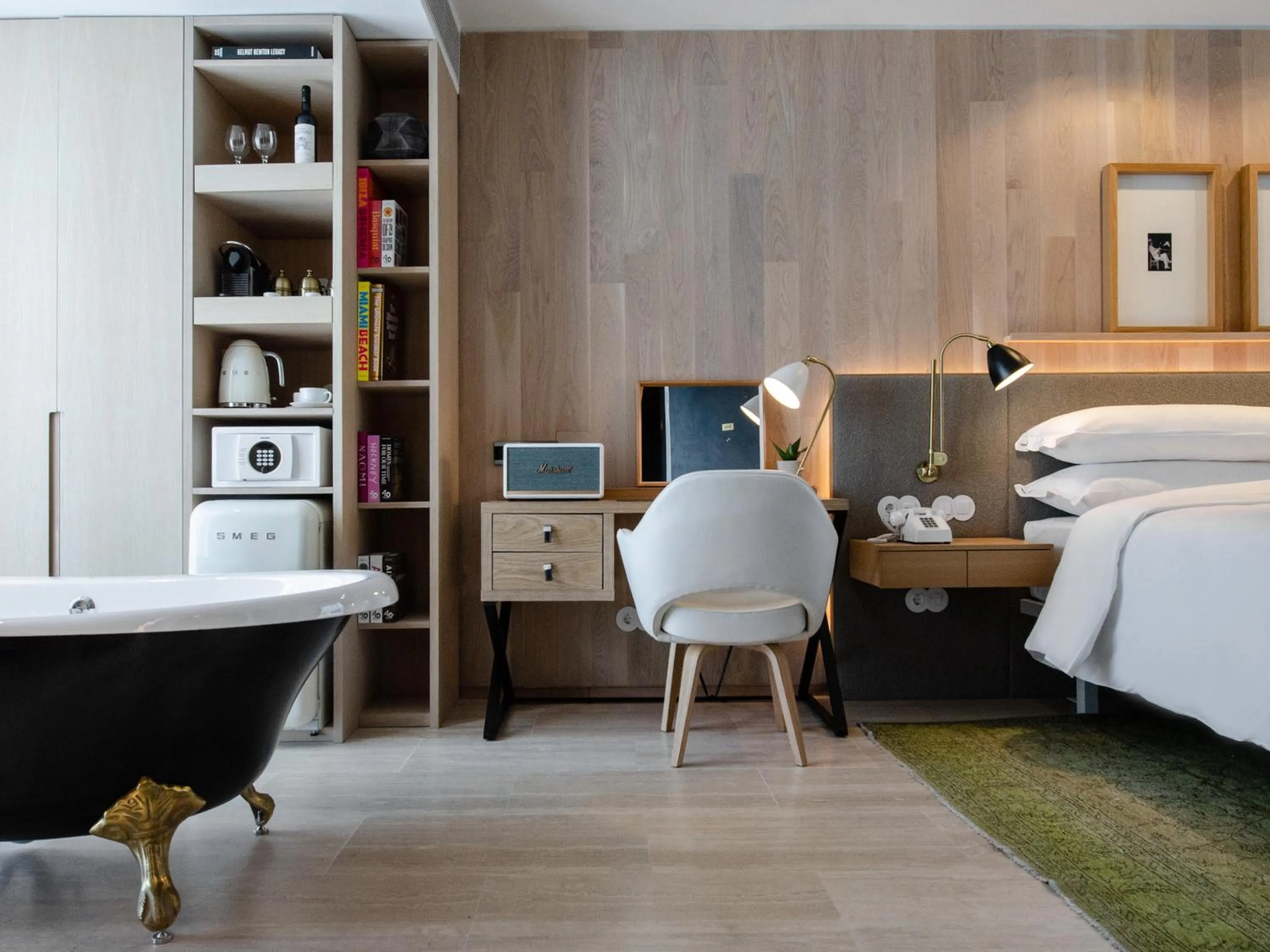 Photo of the whole room, Bed in Browns Avenue Hotel